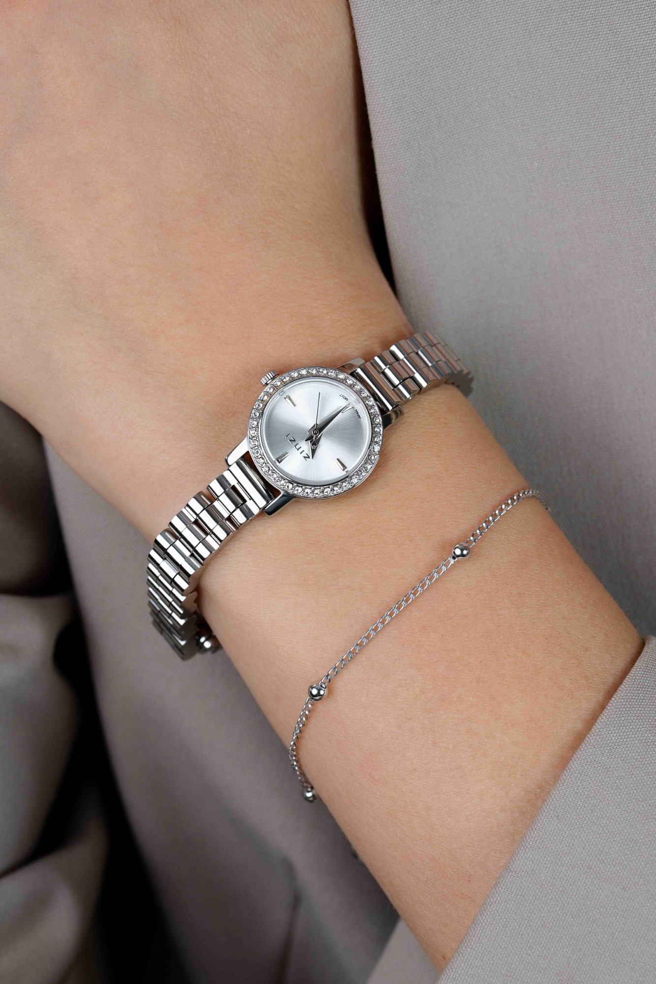 ZINZI Etoile horloge 20mm zilverkleurige sunray wijzerplaat zilverkleurige stalen kast rondom bezet met witte crystals en schakelband ZIW3202
