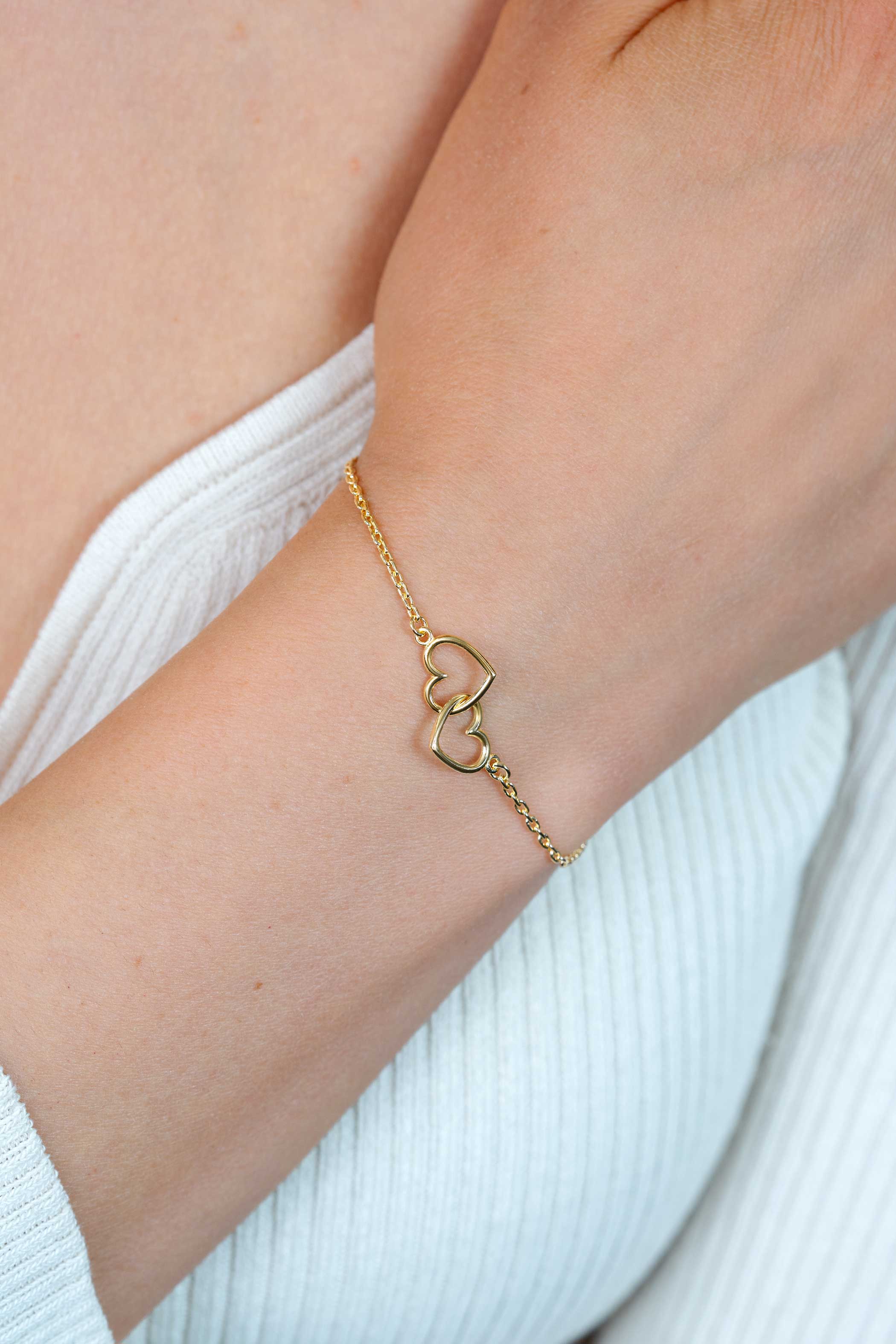 Giftset: Gold plated zilveren armband met twee verbonden hartjes en bijpassende gold plated zilveren ketting. Een complete look in één giftset GIFTSET2513G