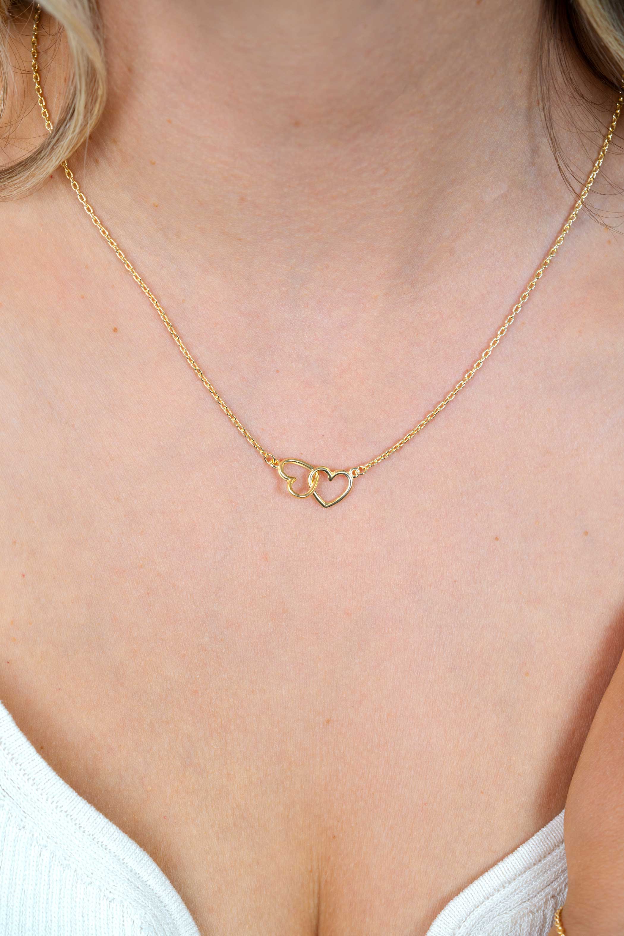 Giftset: Gold plated zilveren armband met twee verbonden hartjes en bijpassende gold plated zilveren ketting. Een complete look in één giftset GIFTSET2513G