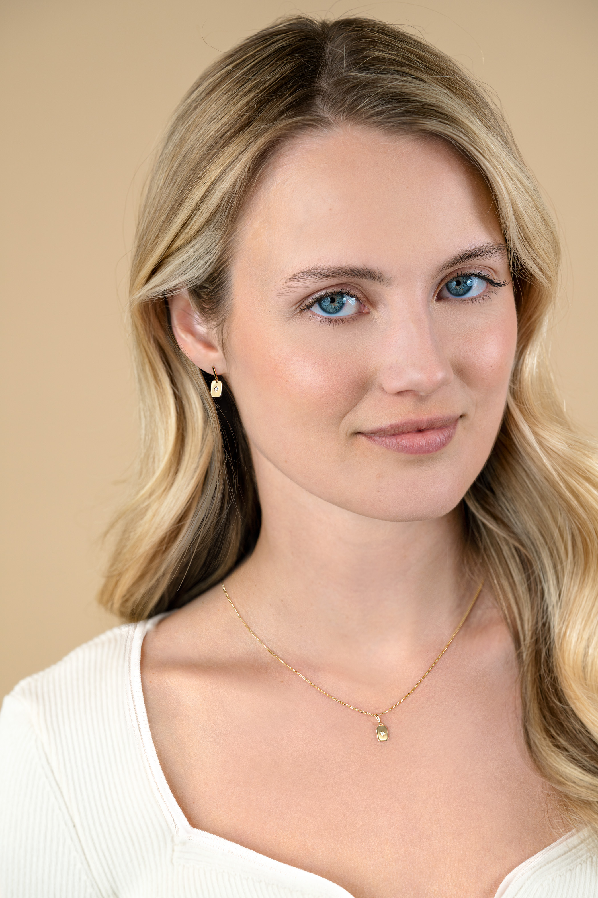 15mm ZINZI Gold 14 krt gouden oorknoppen met rechthoekig plaatje en bezet met witte zirkonia in een sterzetting ZGO510