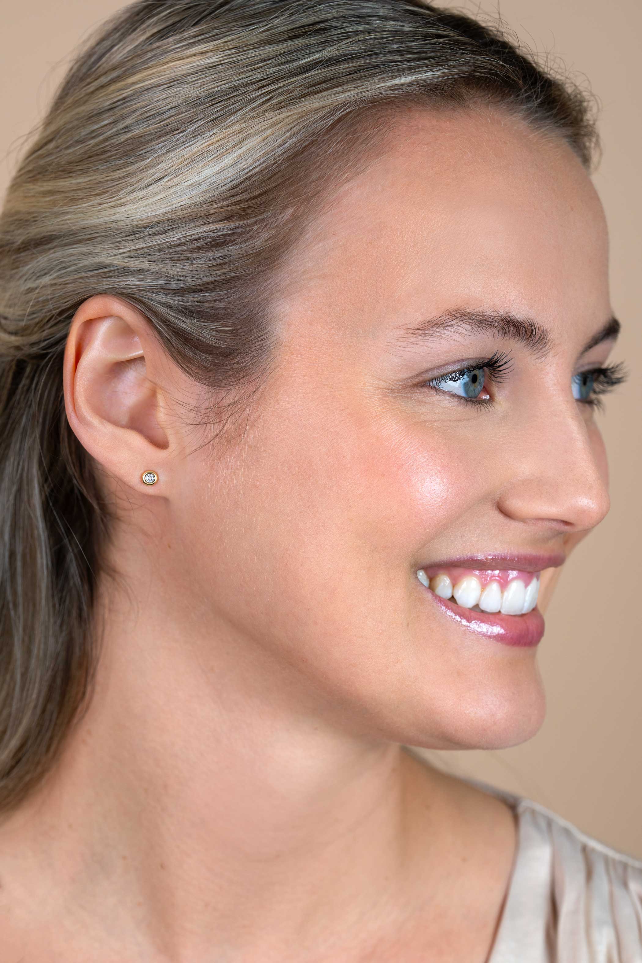 4mm ZINZI Gold 14 krt gouden oorknoppen ronde zetting bezet met witte zirconia ZGO451
