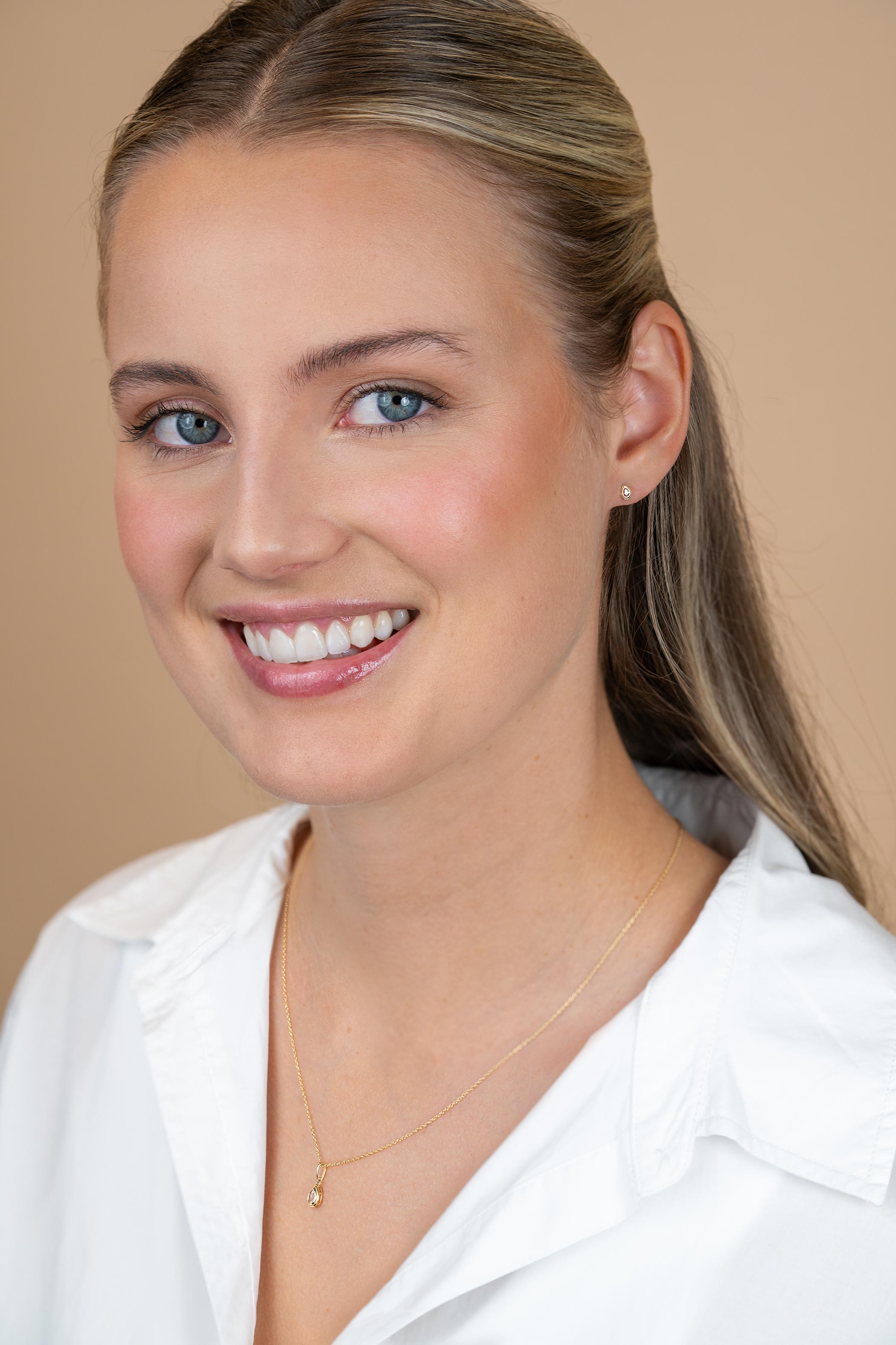 4,5mm ZINZI Gold 14 krt gouden oorstekers met druppelvormige witte zirconia in bewerkt kastje ZGO559
