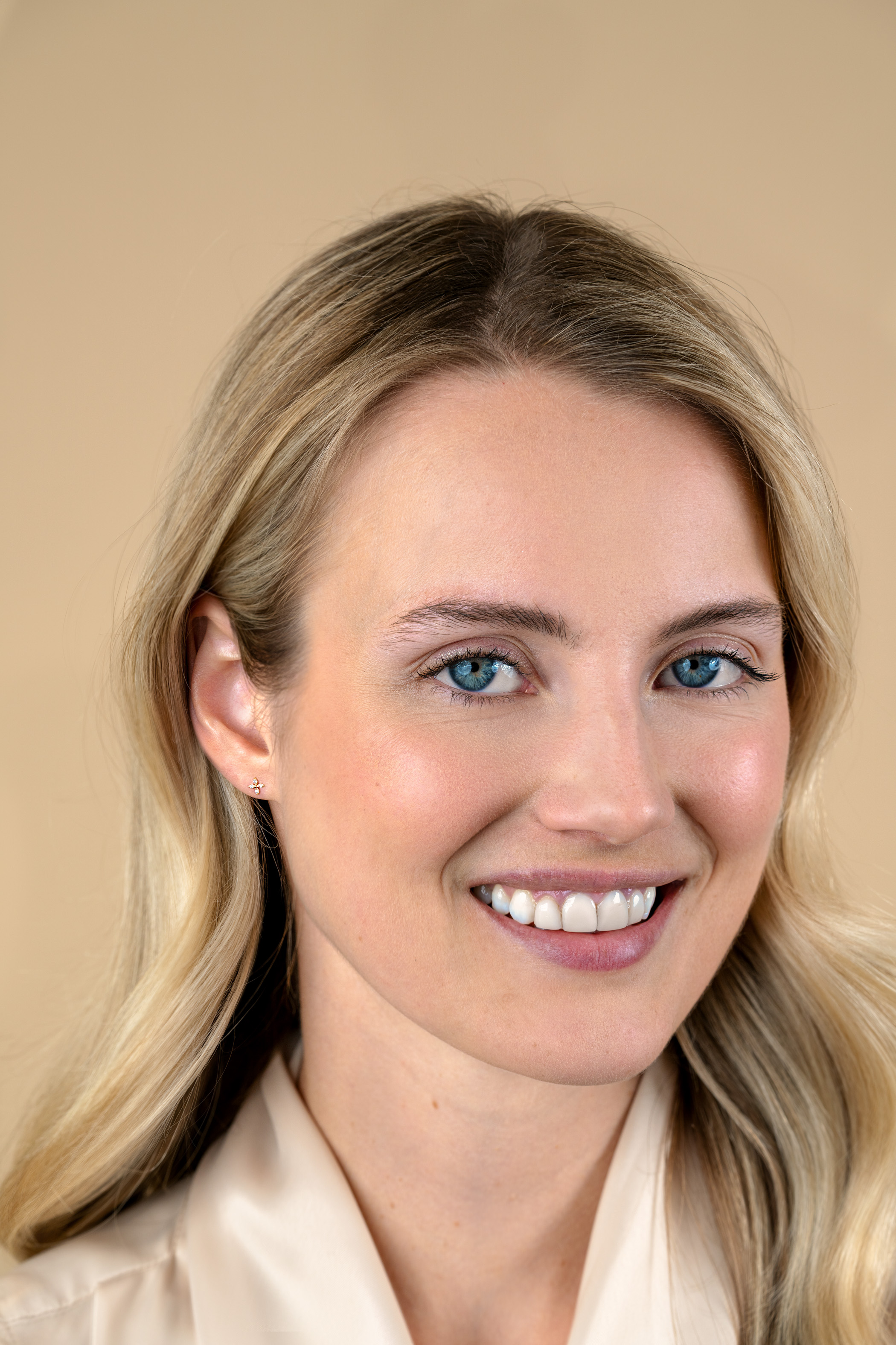 5mm ZINZI Gold 14 krt gouden fantasie oorknoppen in bloemvorm, bezet met vier ronde witte zirkonia's ZGO519