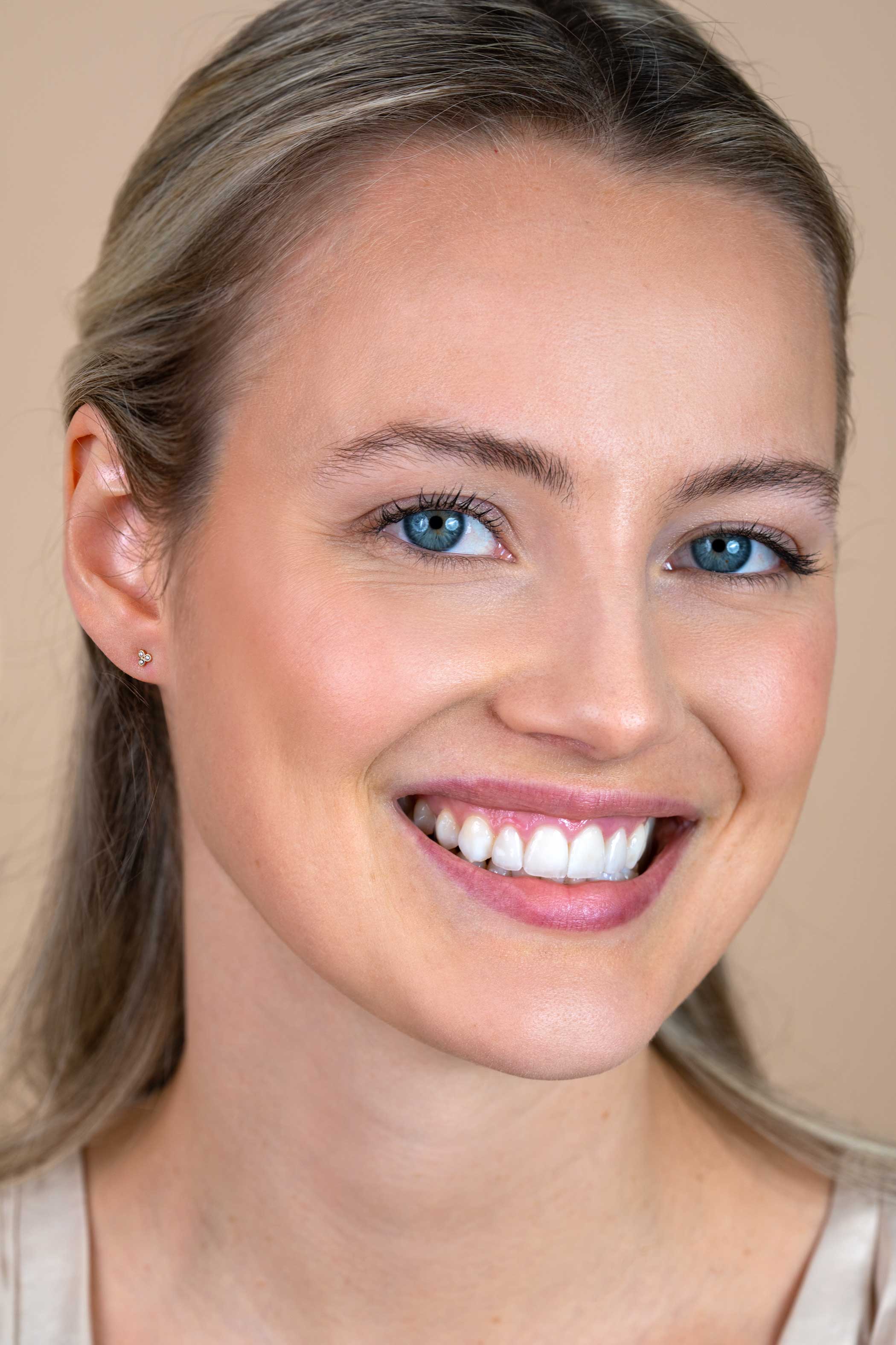 3mm ZINZI Gold 14 krt gouden oorknoppen met drie witte zirconia's in driehoekvorm gezet ZGO412