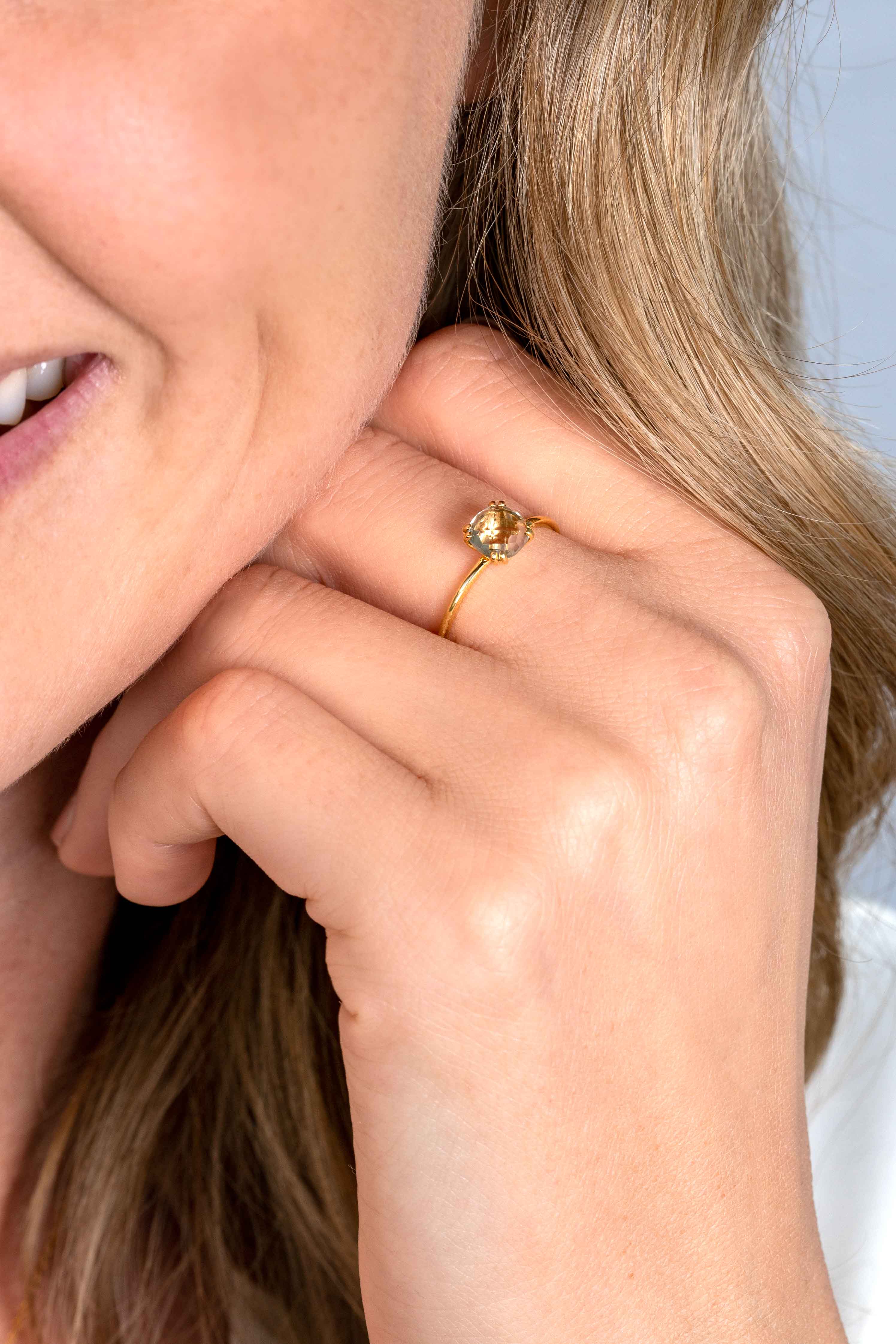ZINZI Gold 14 krt gouden ring waarbij een lichtgroene amethist (6mm) is gezet in een vierkante chatonzetting ZGR376