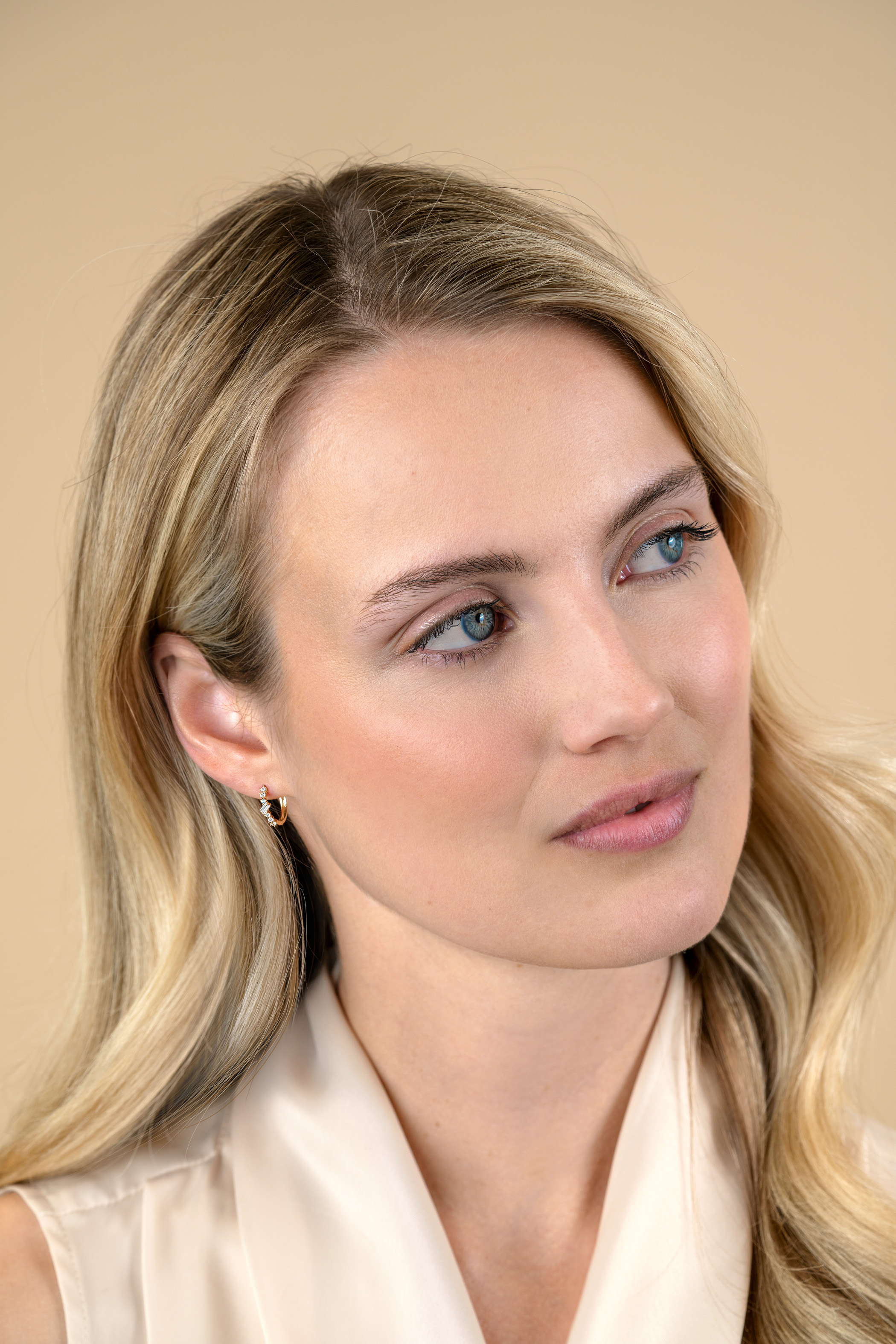 13mm ZINZI Gold 14 krt gouden oorringen met rechthoekige baguette geslepen zirkonia en zes ronde witte zirkonia's, met luxe klapsluiting 13 x 2mm ZGO528