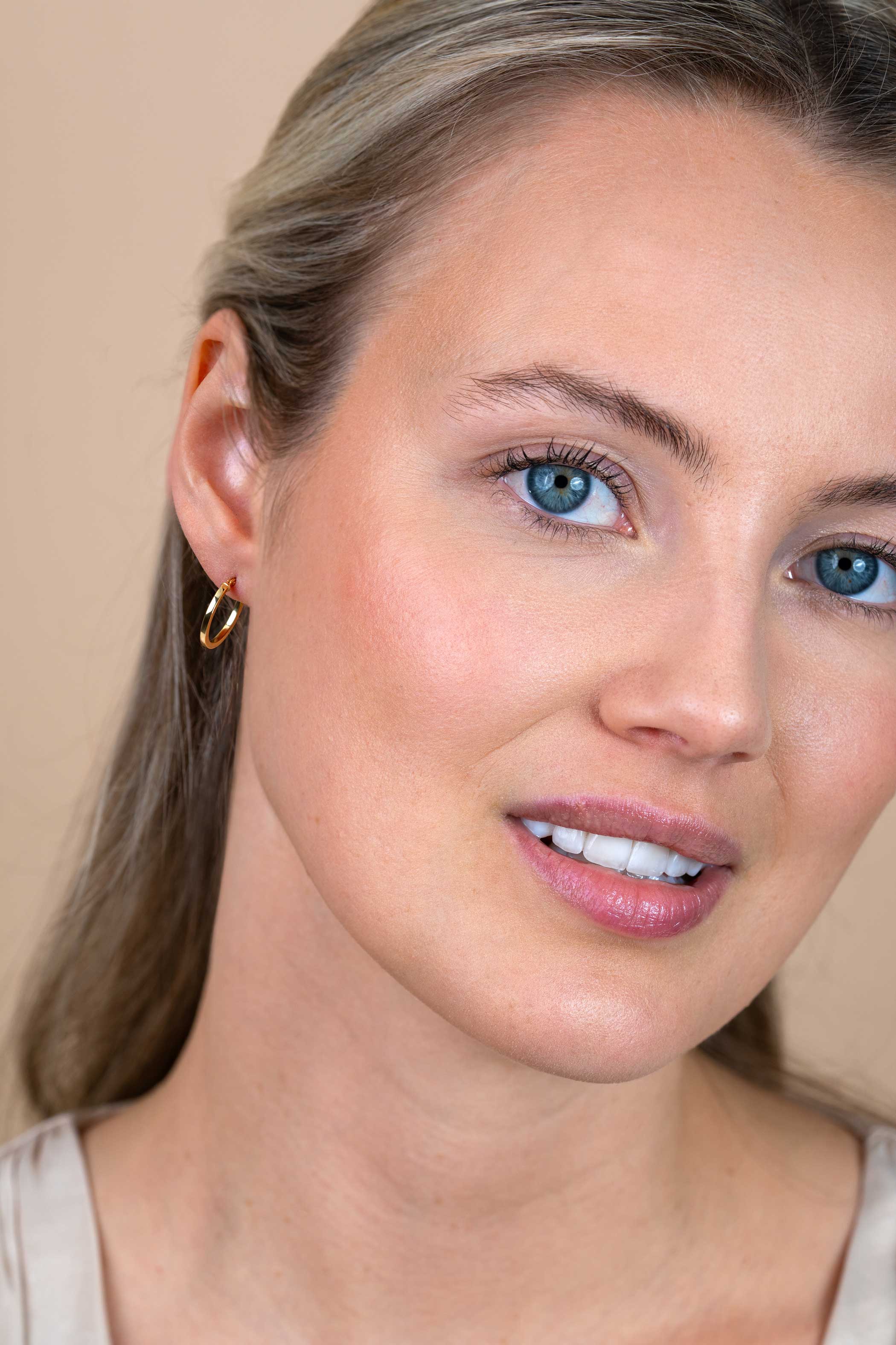 ZINZI Gold 14 karaat gouden oorringen vierkante buis 15 x 1,5mm ZGO305