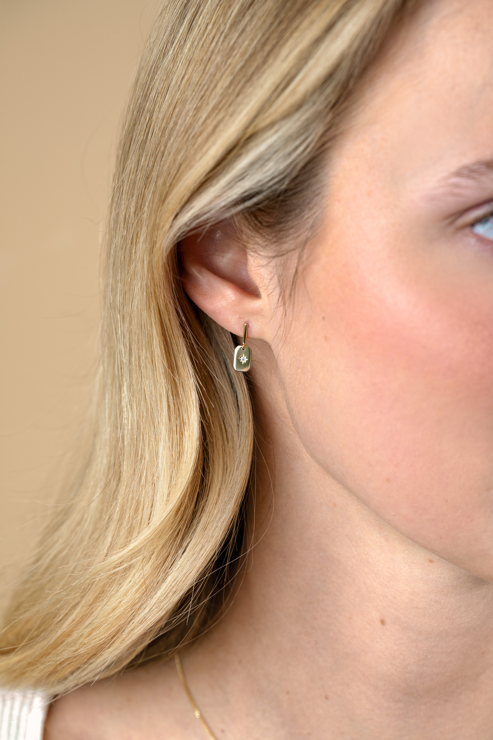 15mm ZINZI Gold 14 krt gouden oorknoppen met rechthoekig plaatje en bezet met witte zirkonia in een sterzetting ZGO510