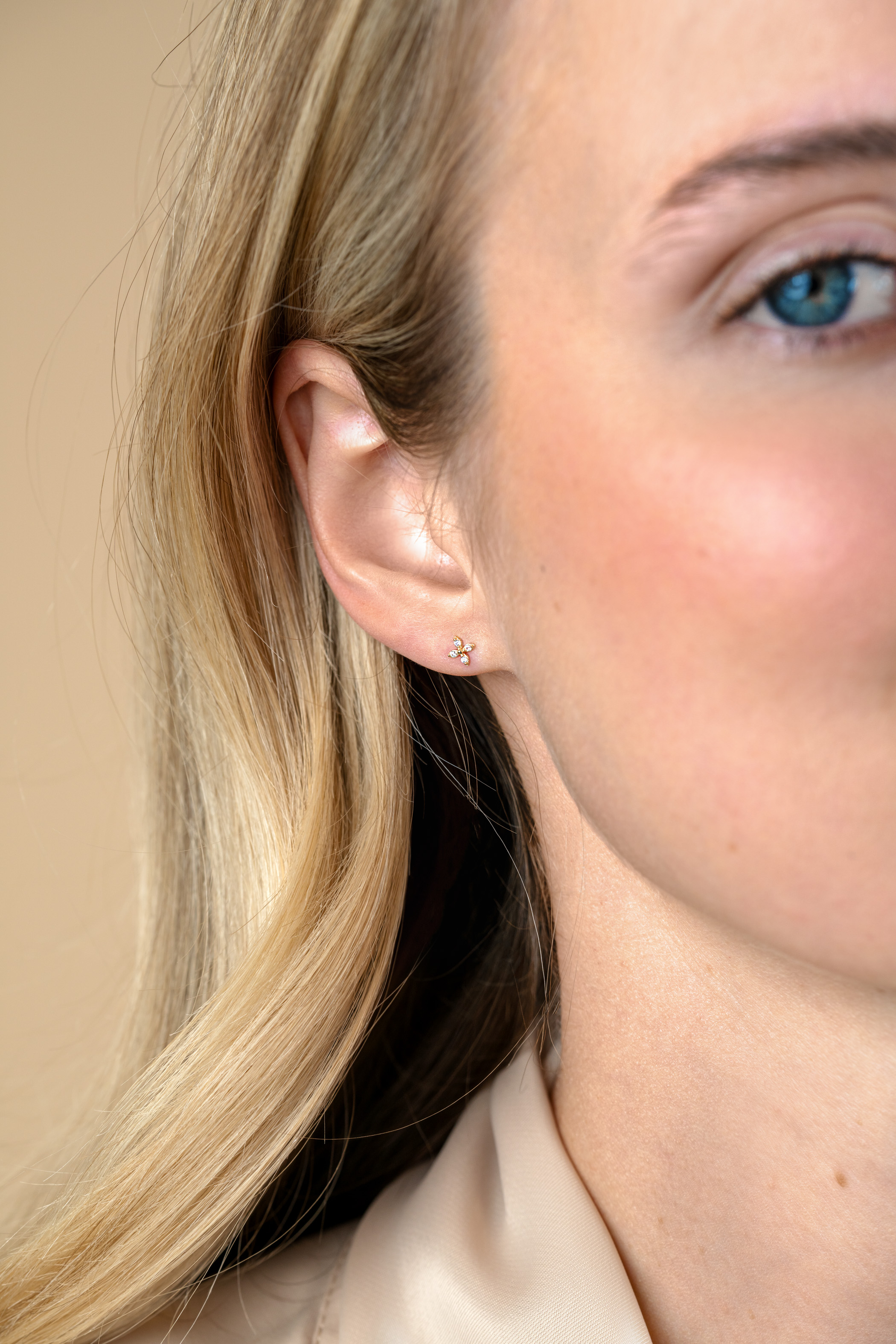 5mm ZINZI Gold 14 krt gouden fantasie oorknoppen in bloemvorm, bezet met vier ronde witte zirkonia's ZGO519