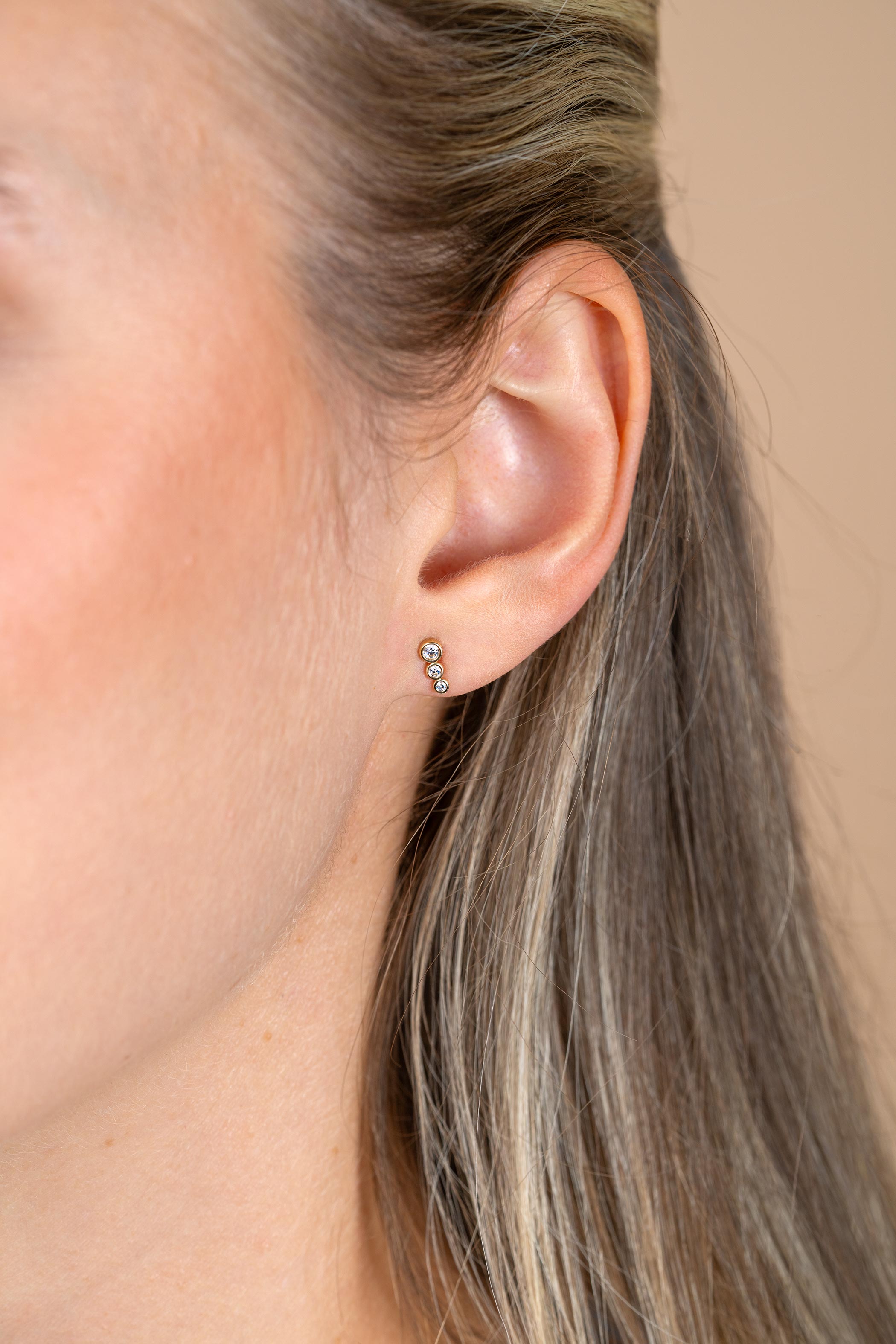 7mm ZINZI Gold 14 krt gouden oorstekers bezet met een rij aan ronde witte zirkonia's ZGO556
