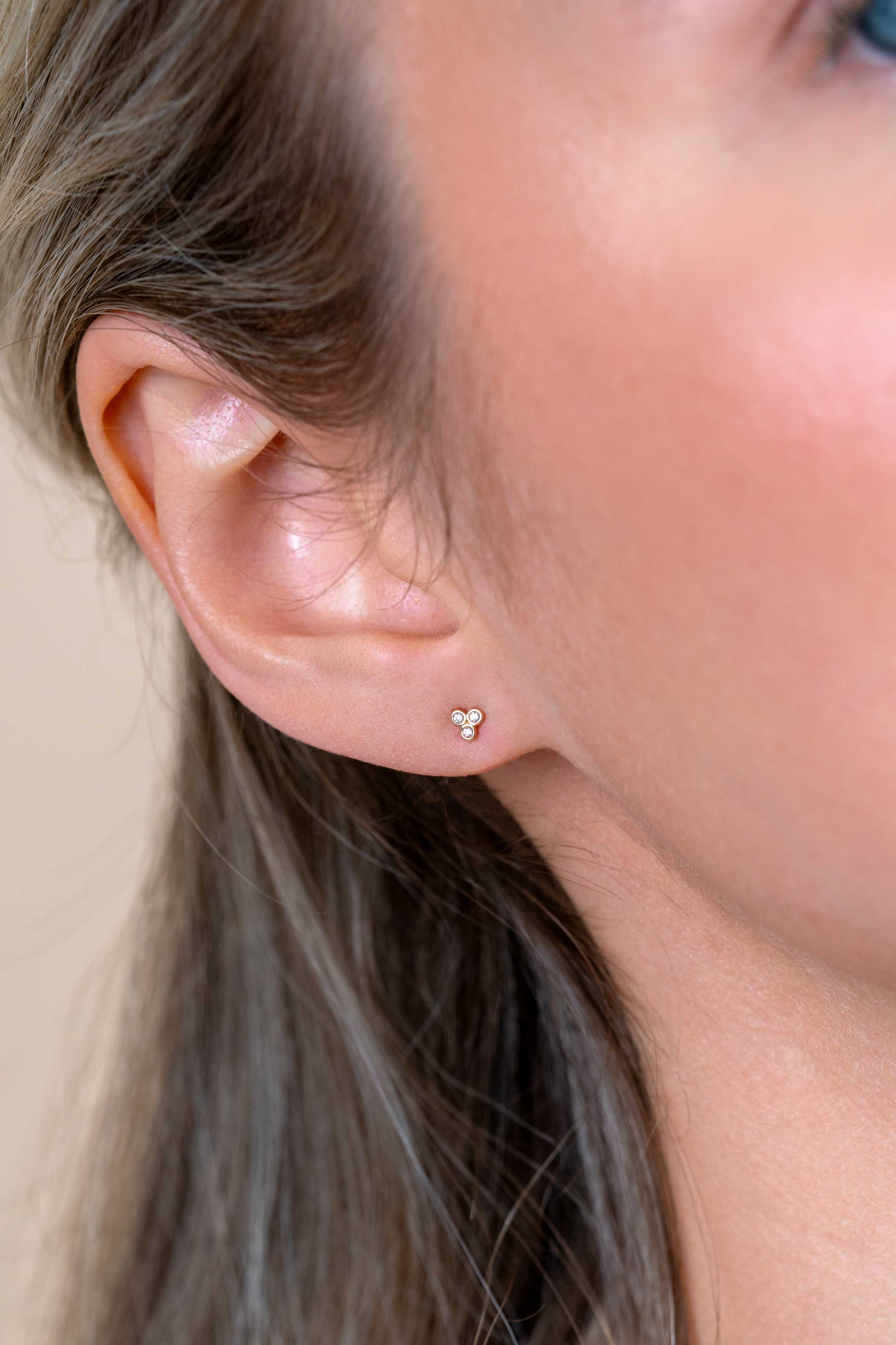 3mm ZINZI Gold 14 krt gouden oorknoppen met drie witte zirconia's in driehoekvorm gezet ZGO412