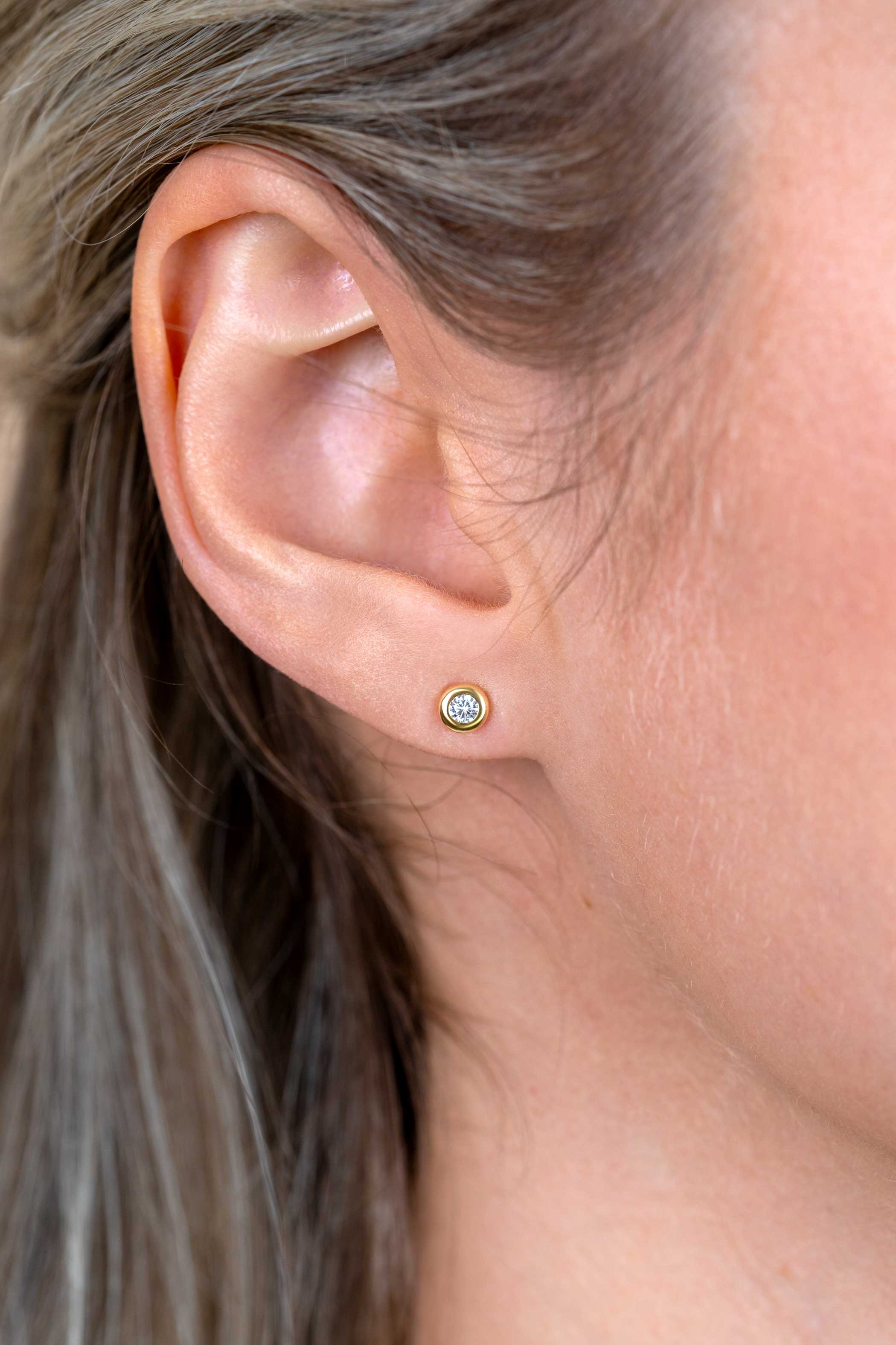 4mm ZINZI Gold 14 krt gouden oorknoppen ronde zetting bezet met witte zirconia ZGO451
