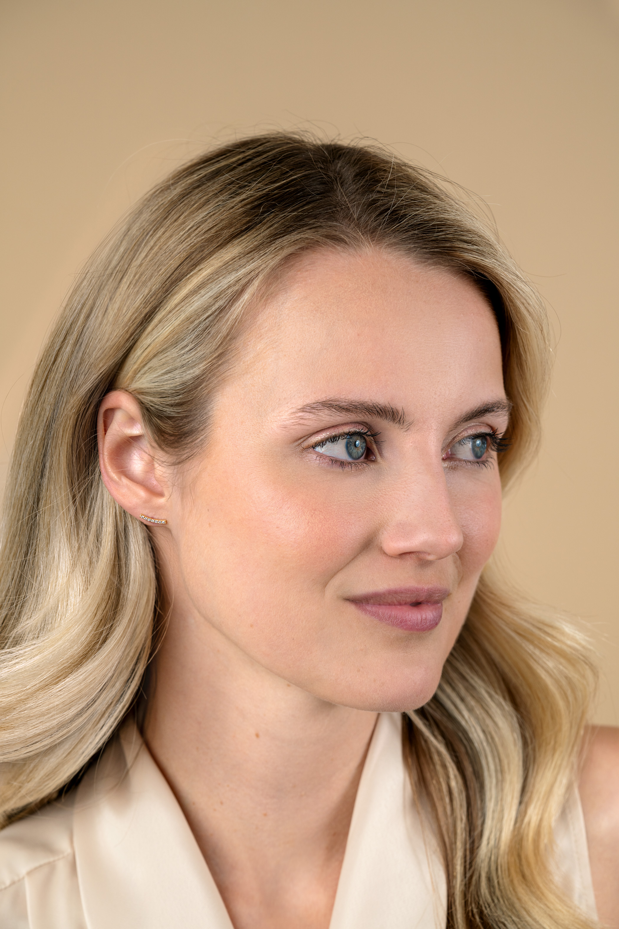 11mm ZINZI Gold 14 krt gouden oorknoppen in kwart cirkel, bezet met zeven witte zirkonia's ZGO517