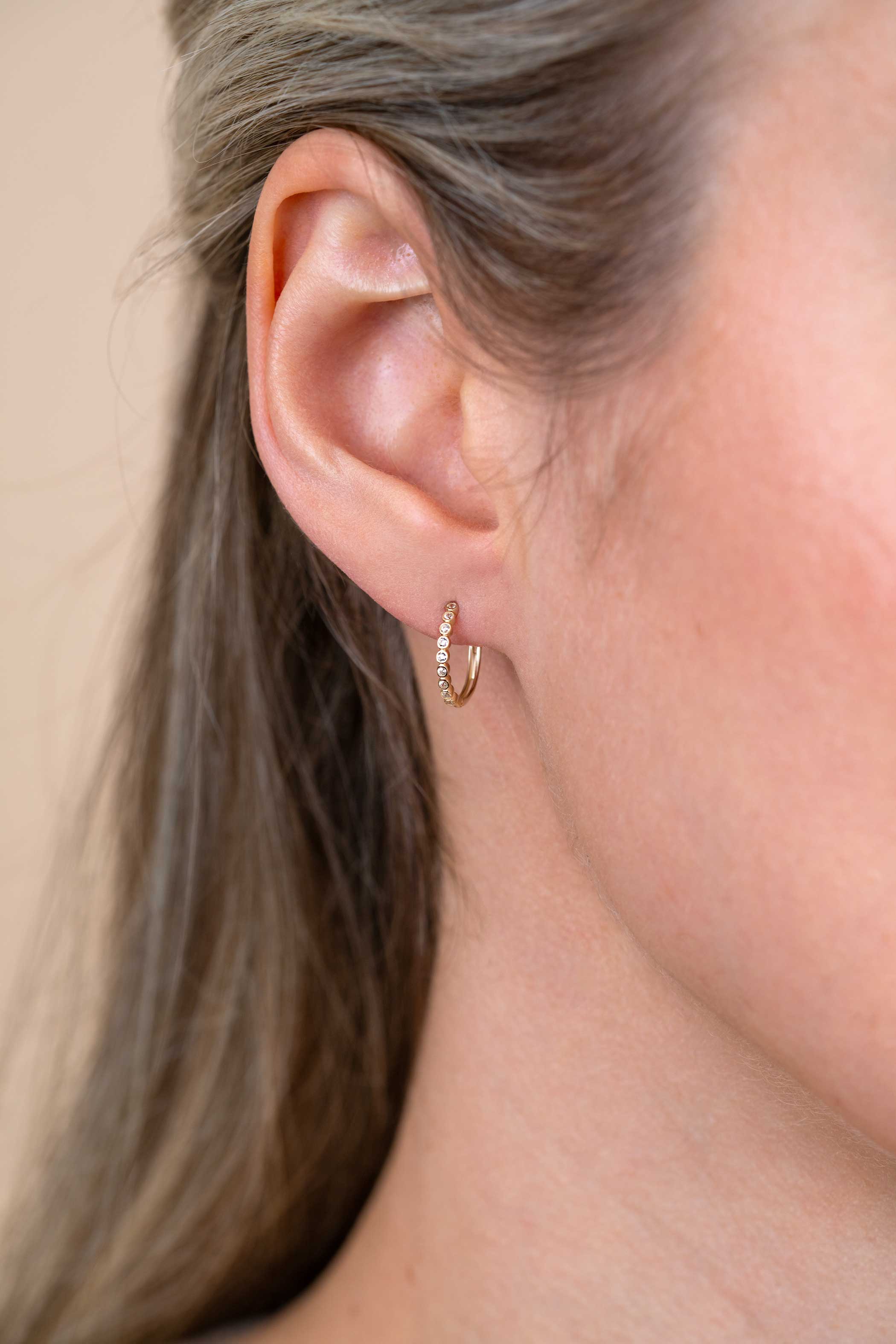 12mm ZINZI Gold 14 krt gouden oorringen bezet met witte zirconia's, luxe klapsluiting 12 x 1,5mm ZGO409