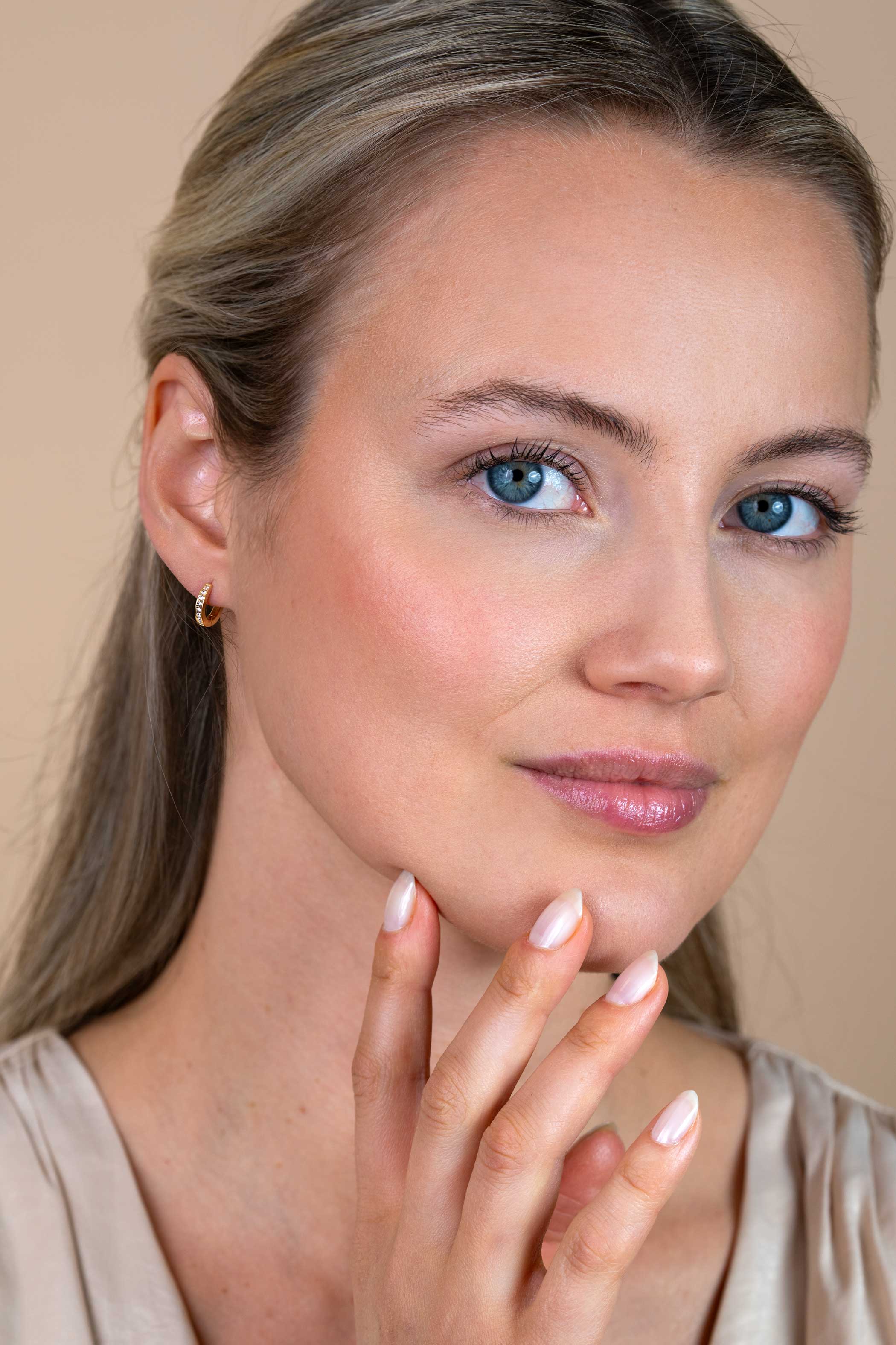 11mm ZINZI Gold 14 krt gouden oorringen, bezet met witte zirconia's met luxe klapsluiting 11mm x 2mm vierkante buis ZGO569Z
