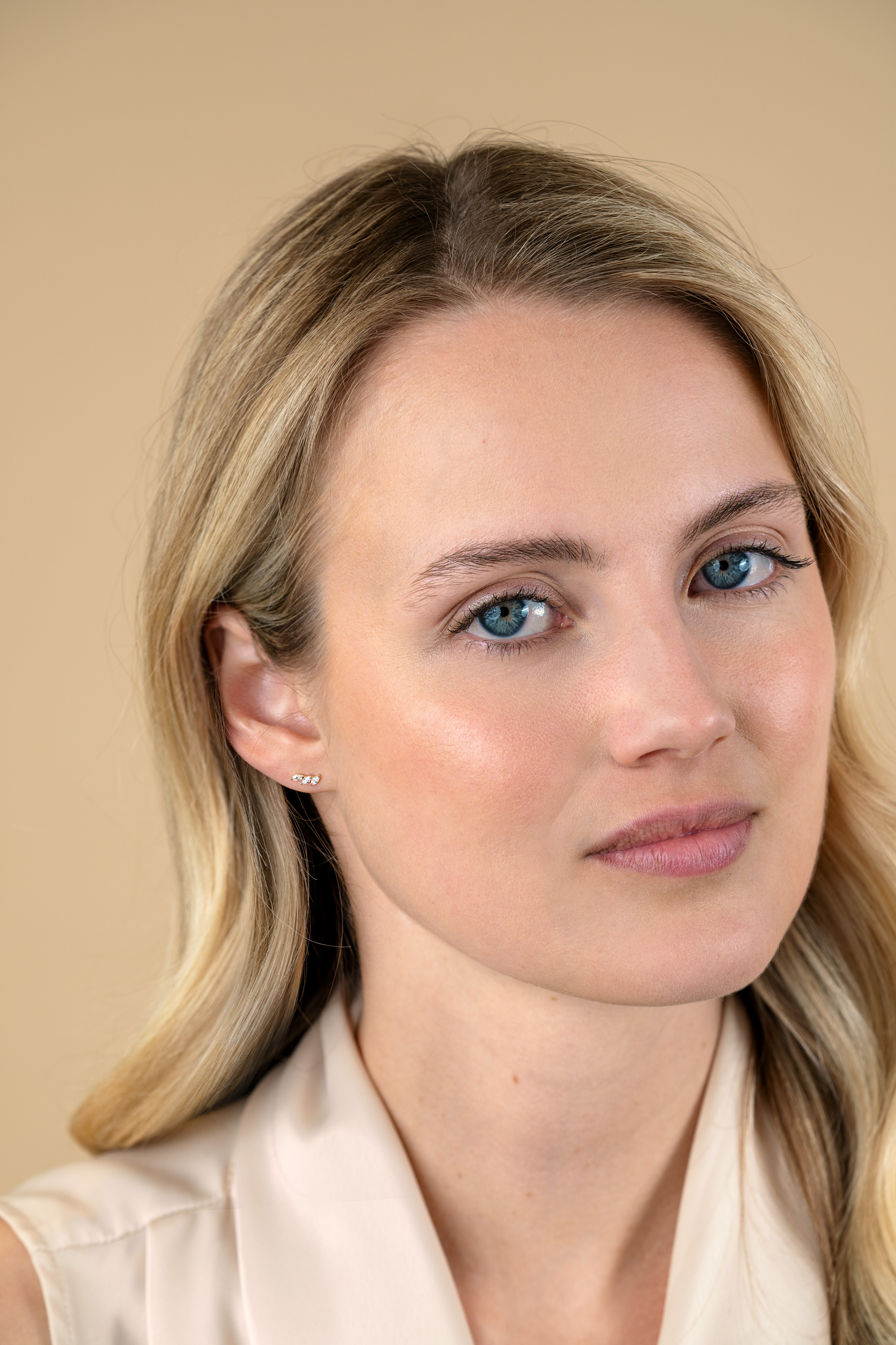 7mm ZINZI Gold 14 krt gouden oorknoppen met drie ovale witte zirkonia's ZGO518