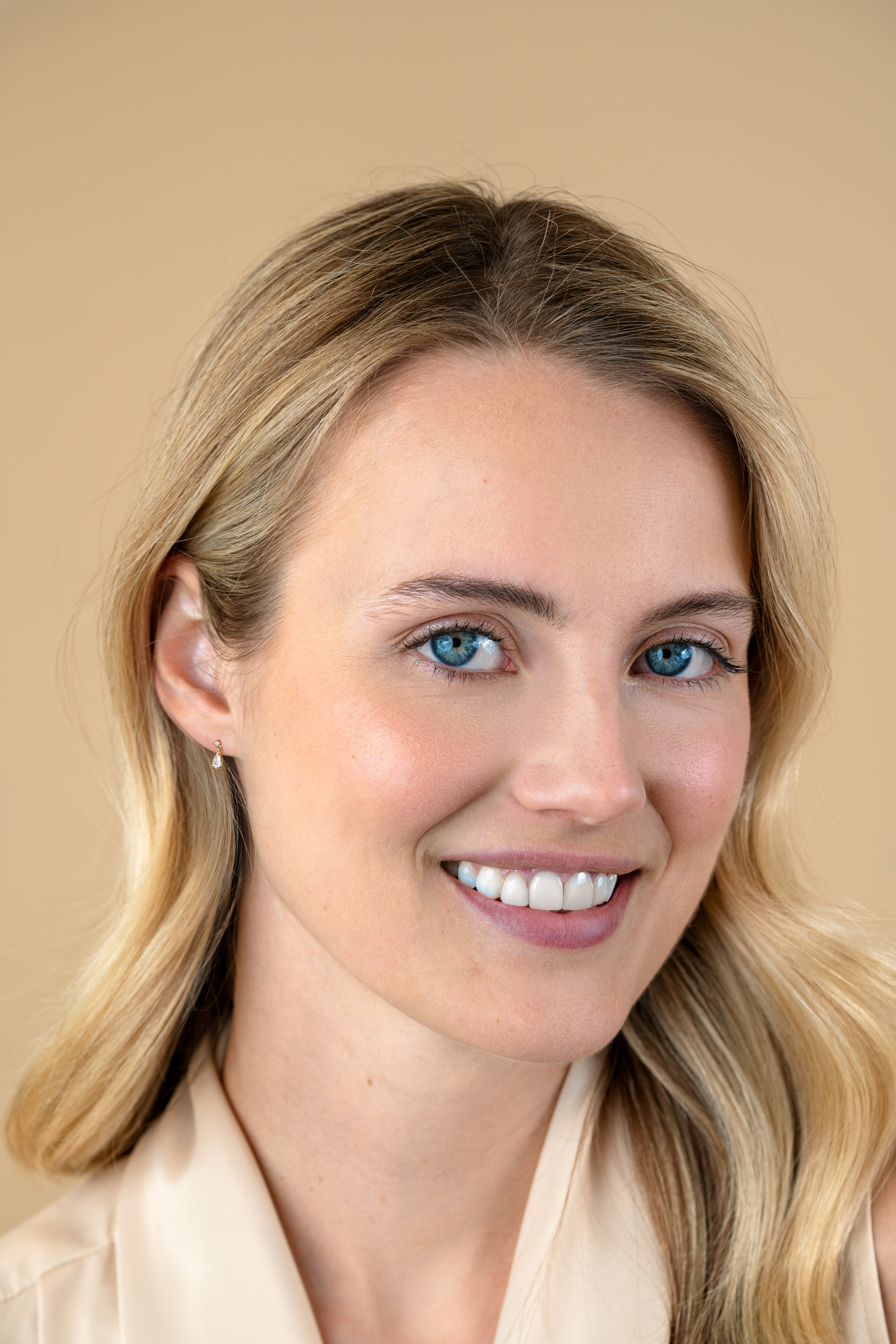 8mm ZINZI Gold 14 krt gouden oorknoppen met een peervormige en ronde witte zirkonia ZGO514