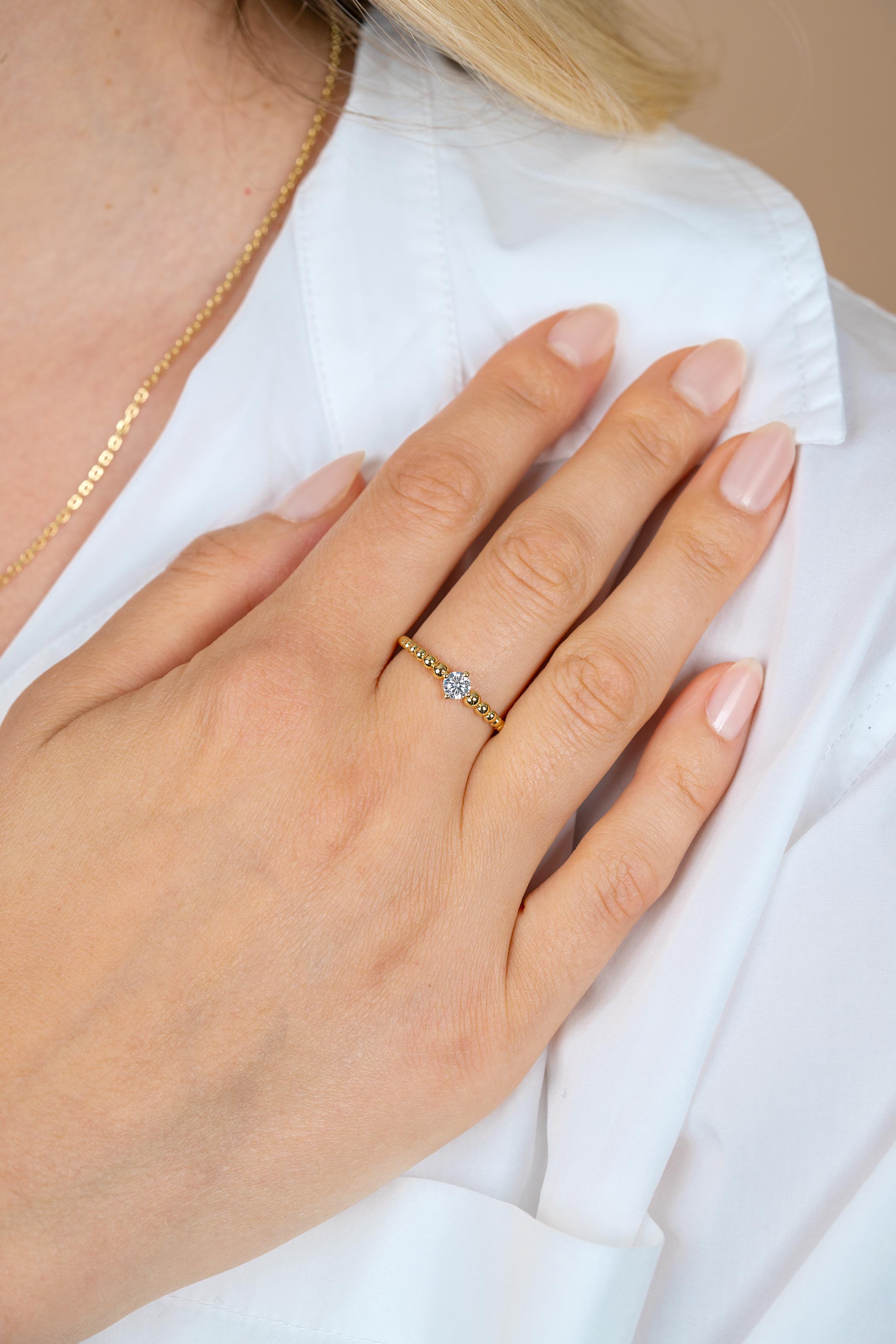 ZINZI goldplated zilveren ring met bolletjes motief en ronde witte zirkonia ZIR2816