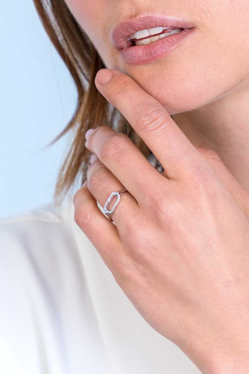 ZINZI zilveren ring met grote ovale schakel witte zirconia's ZIR2114