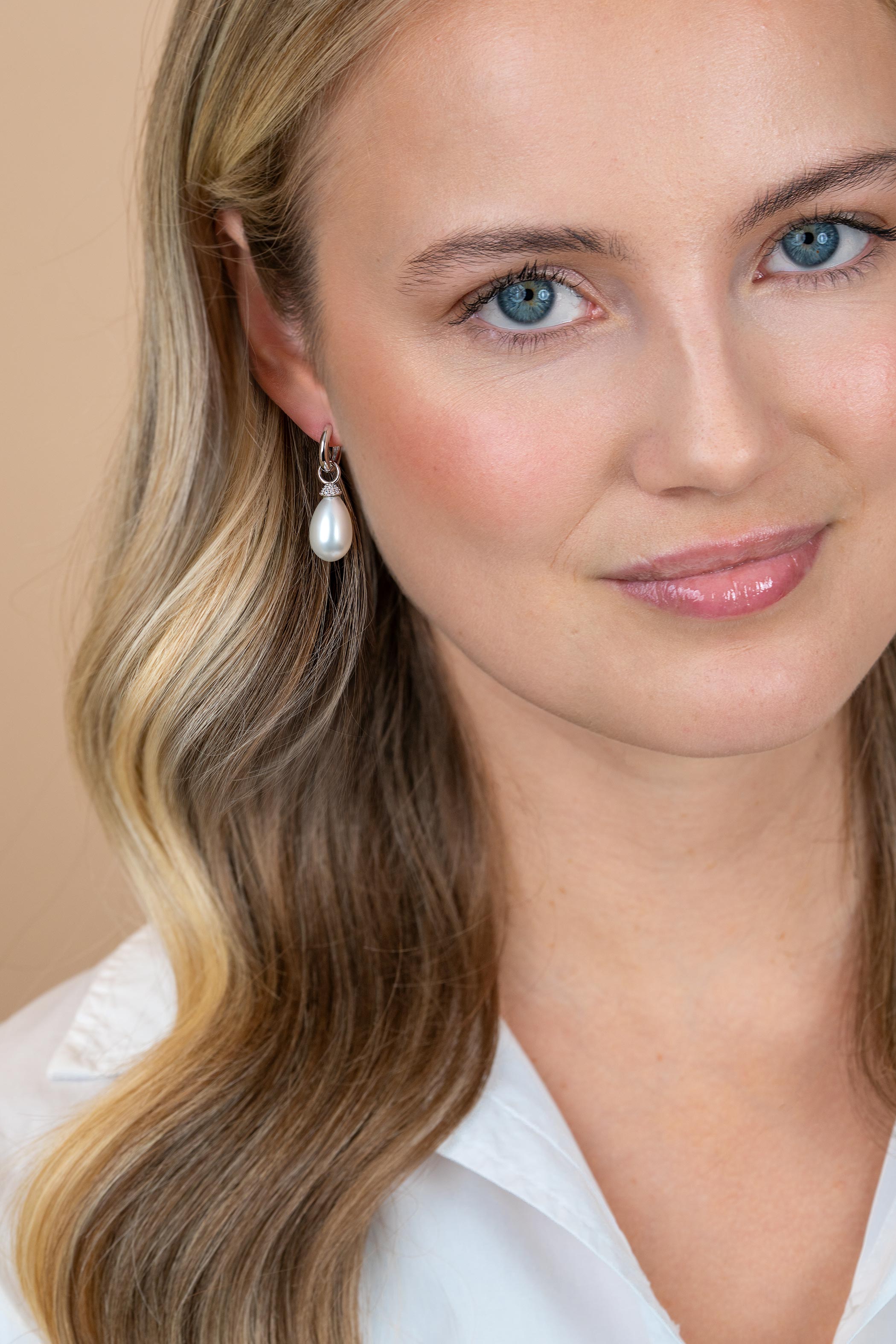 18mm ZINZI zilveren oorbedels met ovaalvormige witte parel en pavé gezette top met witte zirkonia’s ZICH2822 (zonder oorringen)