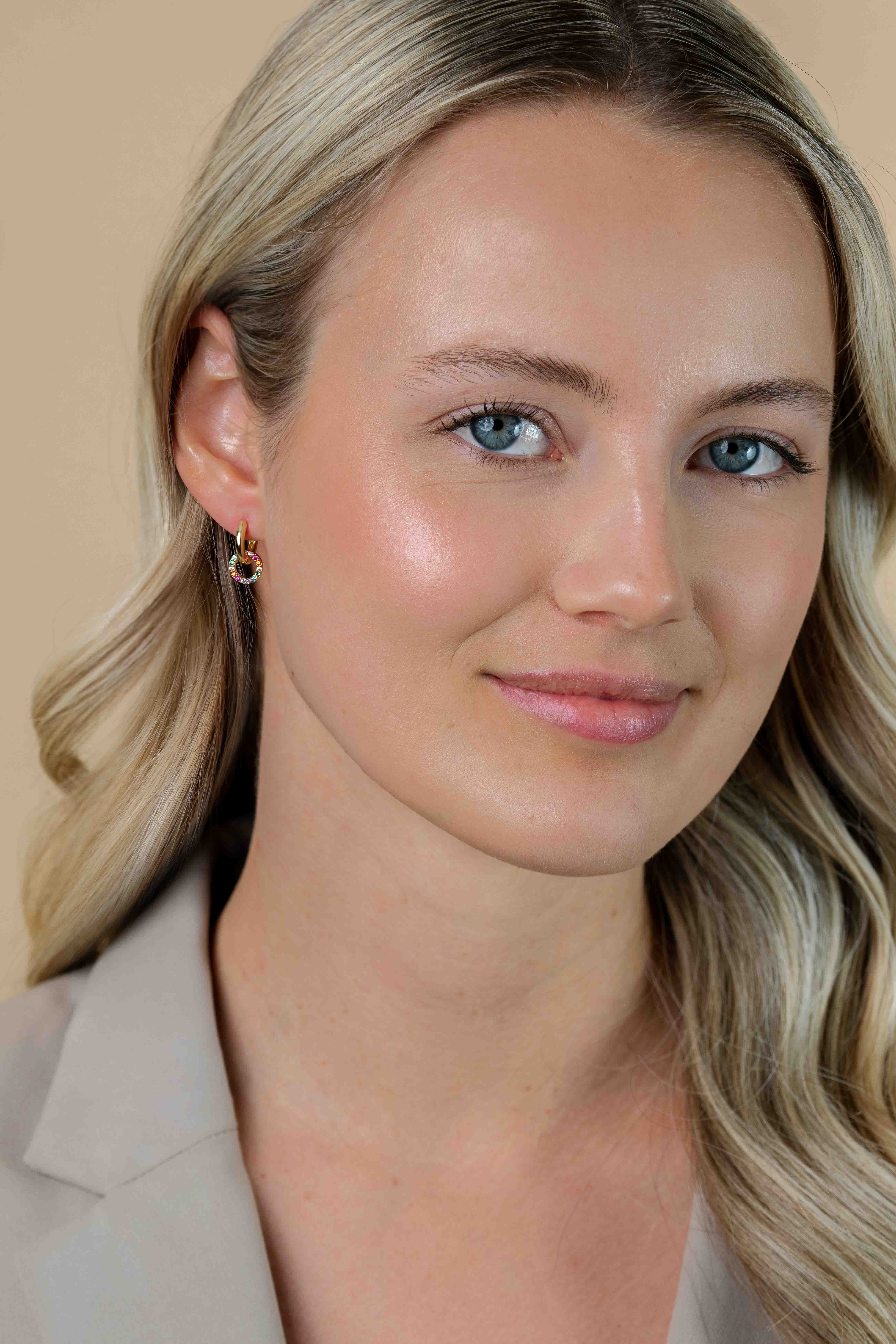 ZINZI gold plated zilveren oorbedels rond 8mm bezet regenboog kleuren ZICH2170 (zonder oorringen)