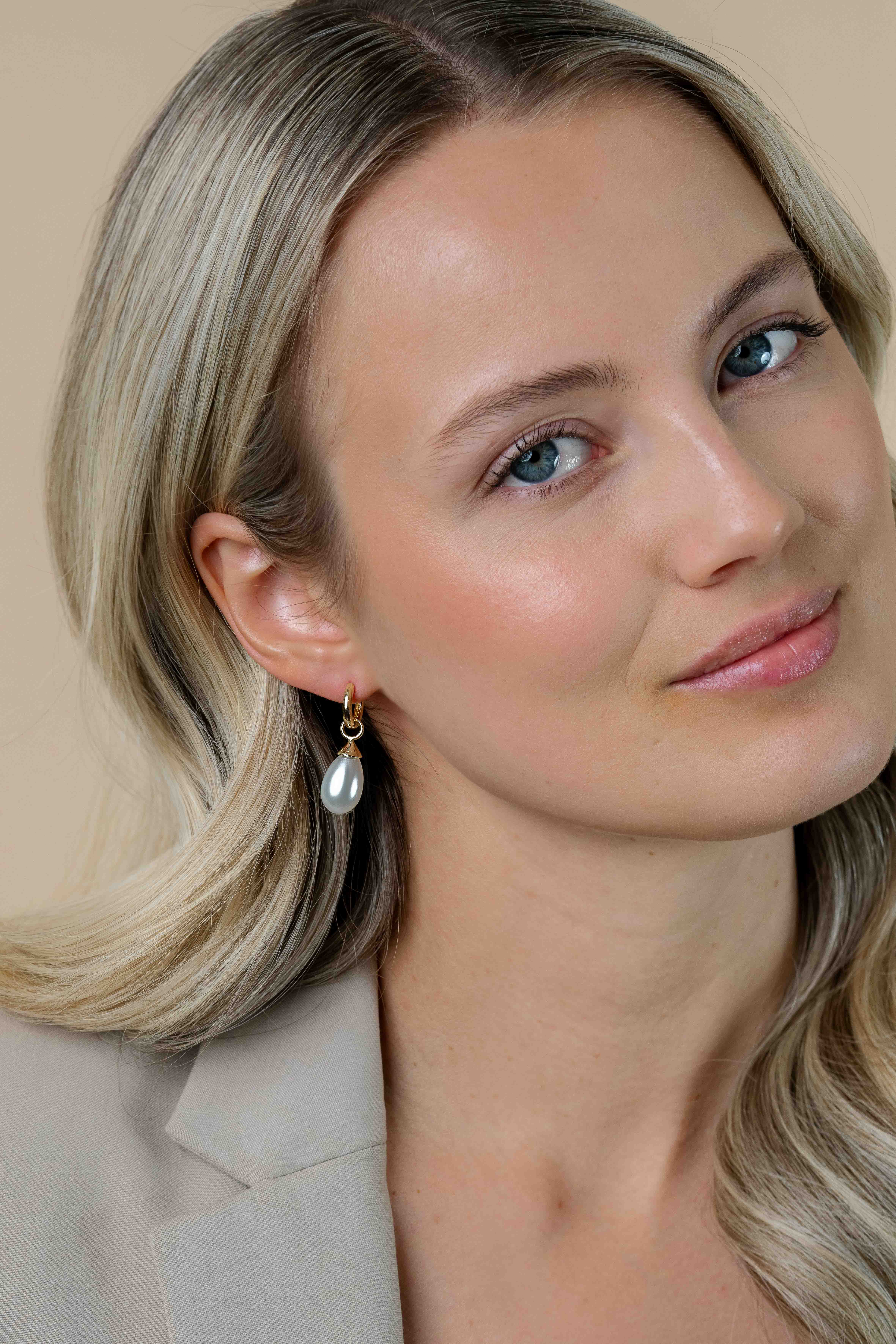 ZINZI gold plated zilveren oorbedels parel peervorm 15mm wit ZICH355WG (zonder oorringen)