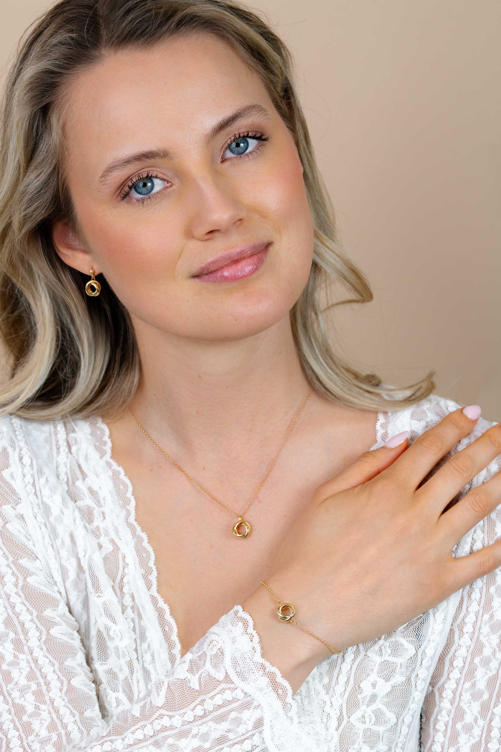 ZINZI gold plated zilveren armband met fijne ankerschakel en drie verbonden ringen ZIA2890G