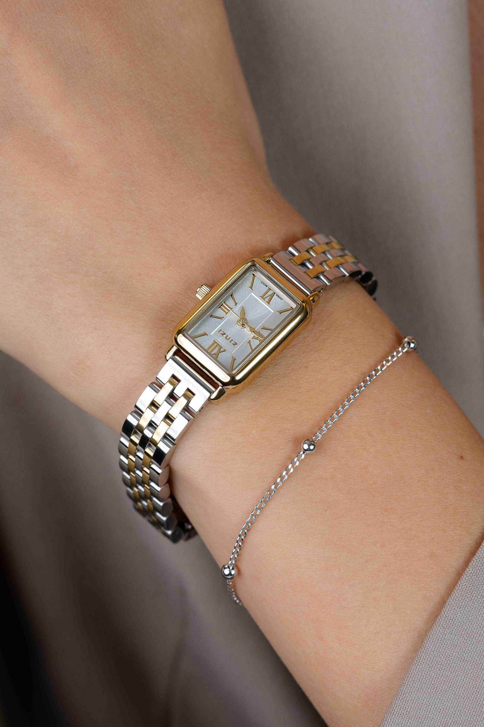 ZINZI Small Elegance bicolor horloge zilverkleurige sunray wijzerplaat en rechthoekige kast stalen bicolor schakelband 22mm extra dun ZIW2833
