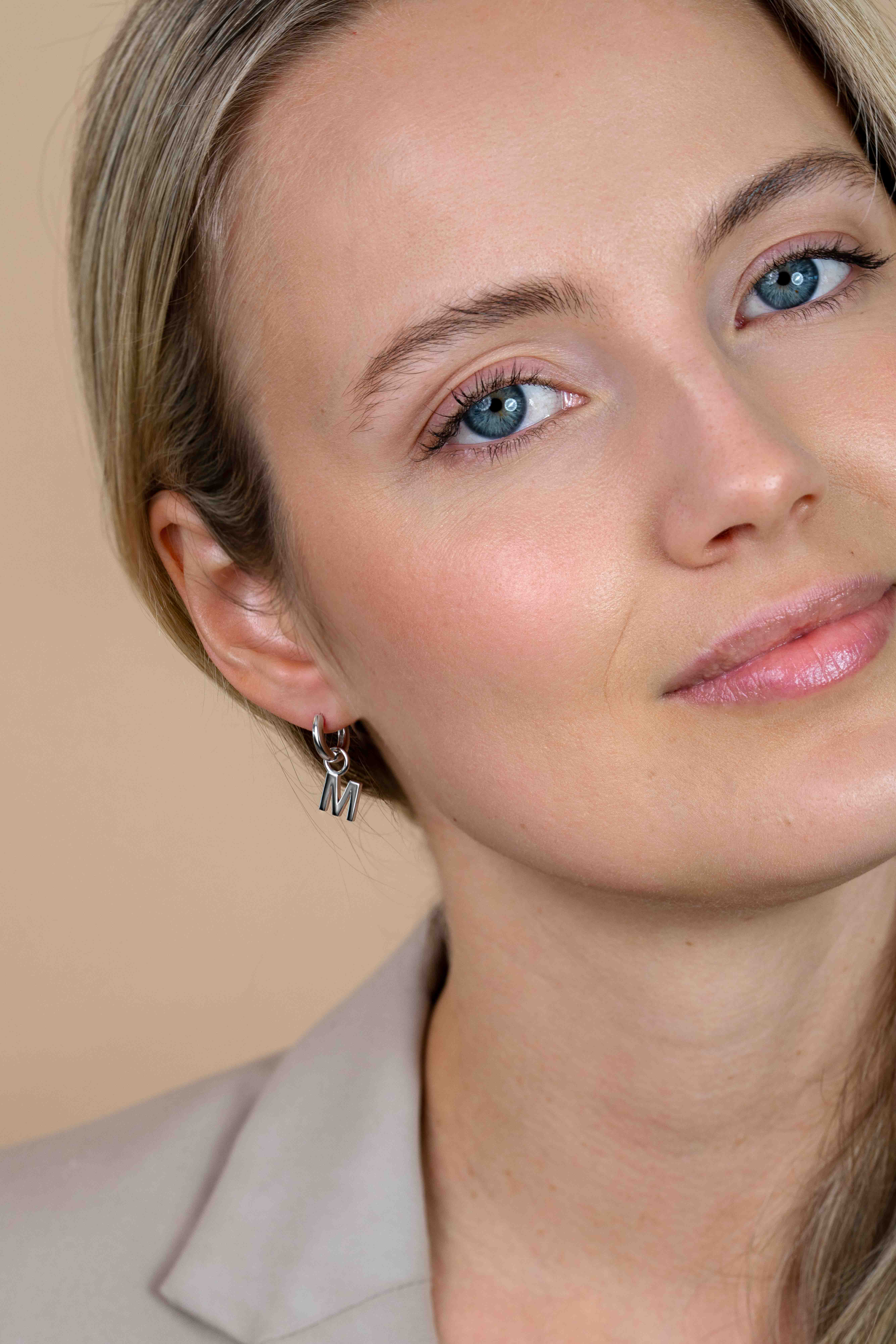 ZINZI zilveren letter oorbedel M per stuk geprijsd ZICH2144M. (zonder oorringen).