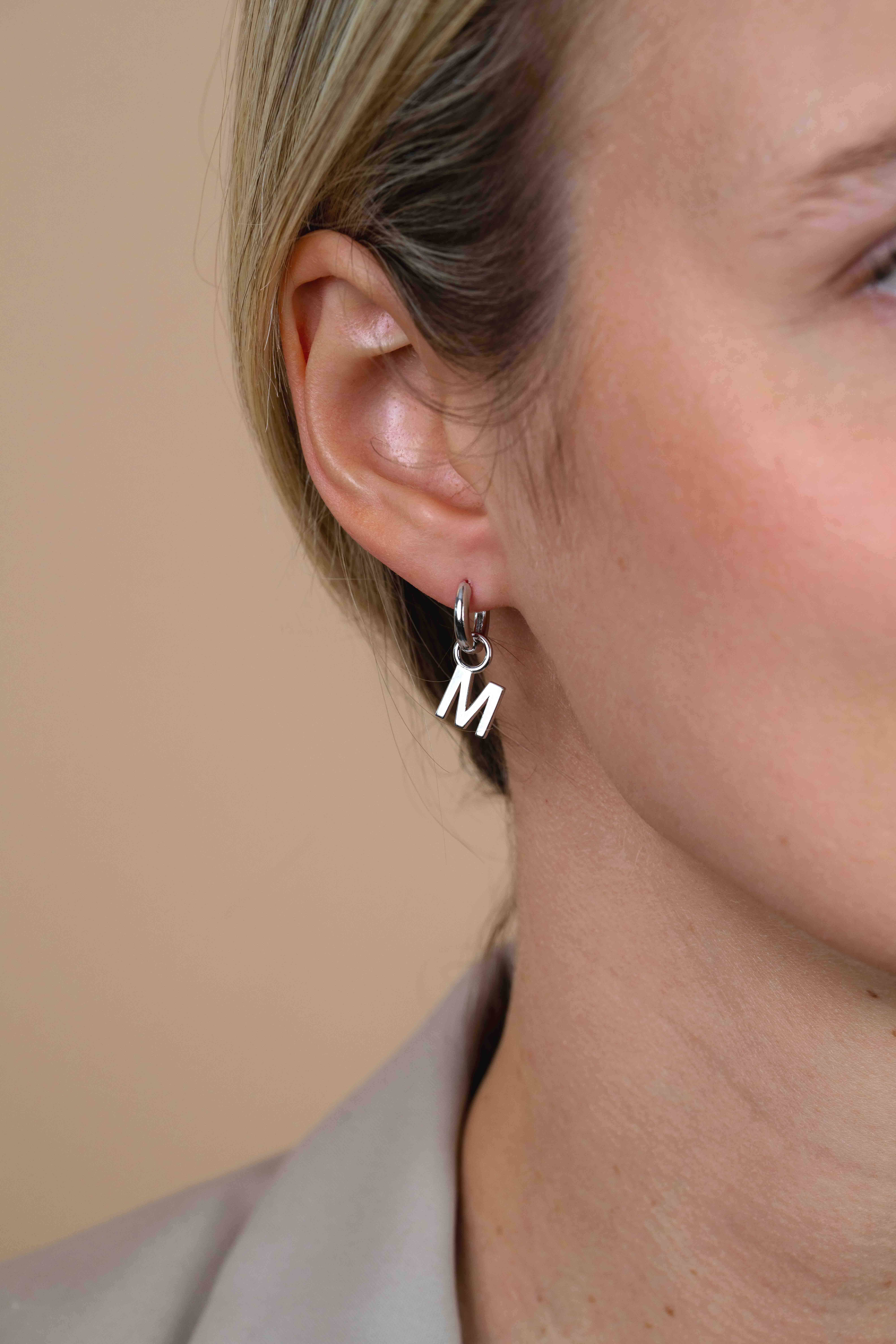 ZINZI zilveren letter oorbedel M per stuk geprijsd ZICH2144M. (zonder oorringen).