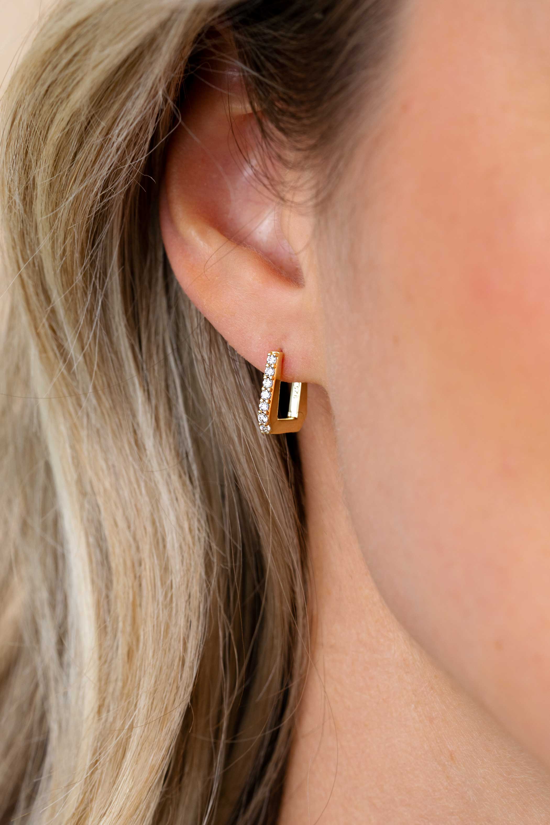 12mm ZINZI gold plated zilveren rechthoekige oorringen, strakke buis bezet met een rij witte zirkonia’s, luxe klapsluiting ZIO2878Y