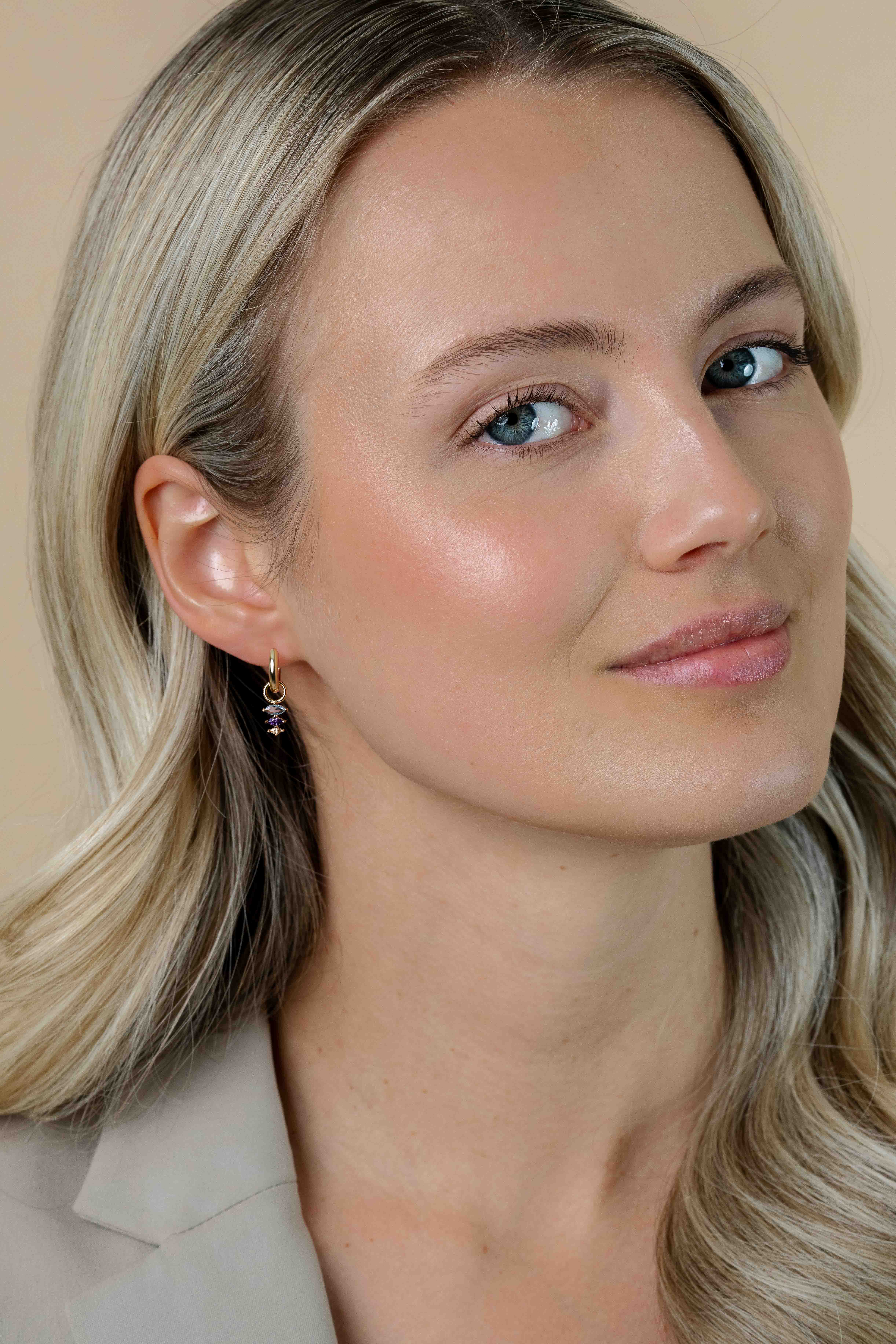 13mm ZINZI gold plated zilveren oorbedels met drie peervormige zettingen in aflopende grootte, bezet met lichtblauwe, paarse en champagne kleurstenen ZICH2631BC (zonder oorringen)