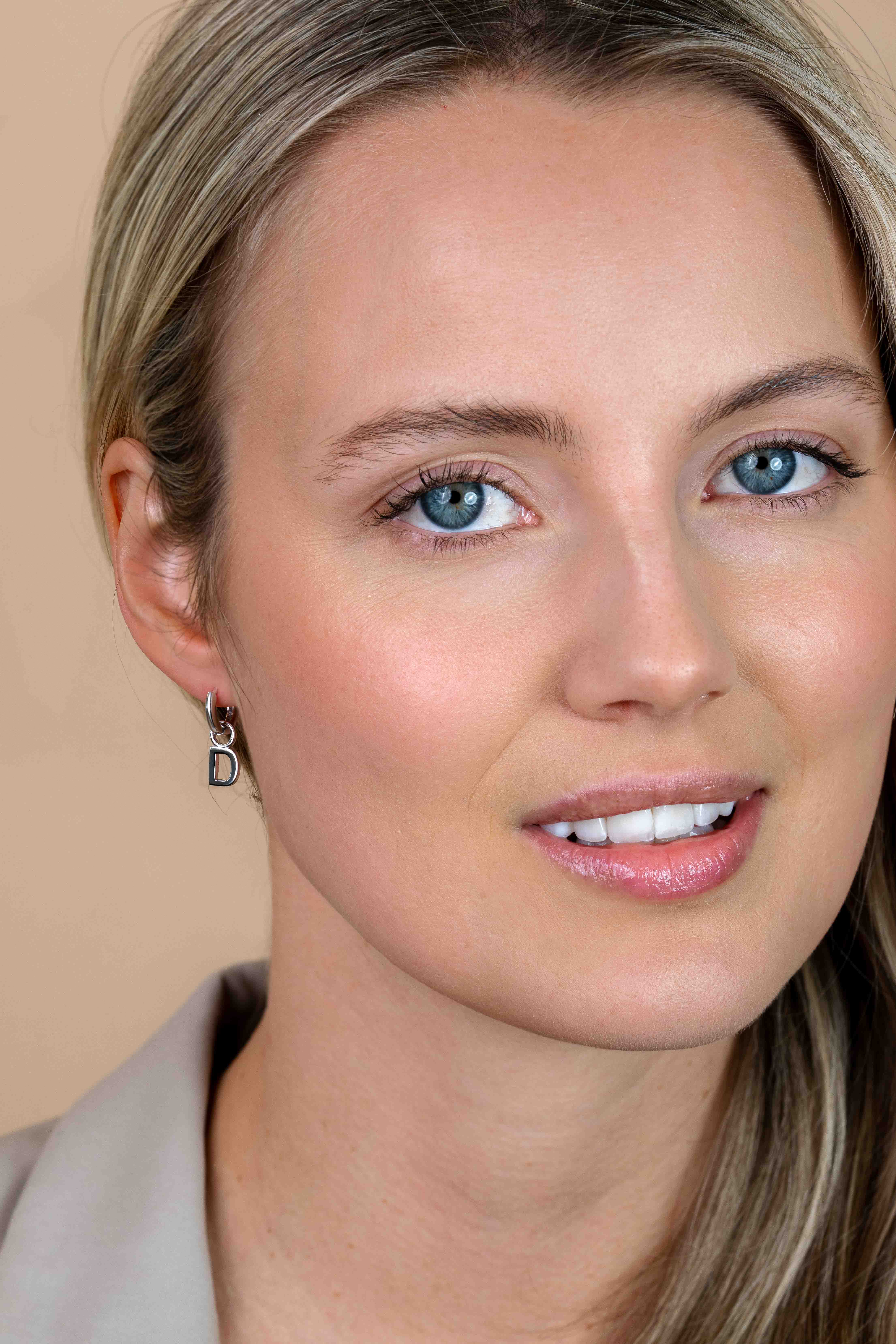 ZINZI zilveren letter oorbedel D per stuk geprijsd ZICH2144D. (zonder oorringen).