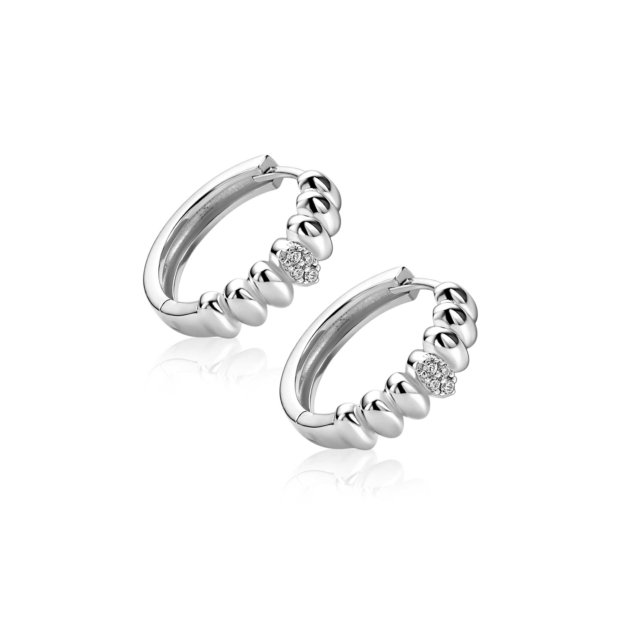 15mm ZINZI zilveren oorringen met sierlijk gladde ovalen, waarbij de middelste is bezet met witte zirkonia’s, luxe klapsluiting ZIO2876