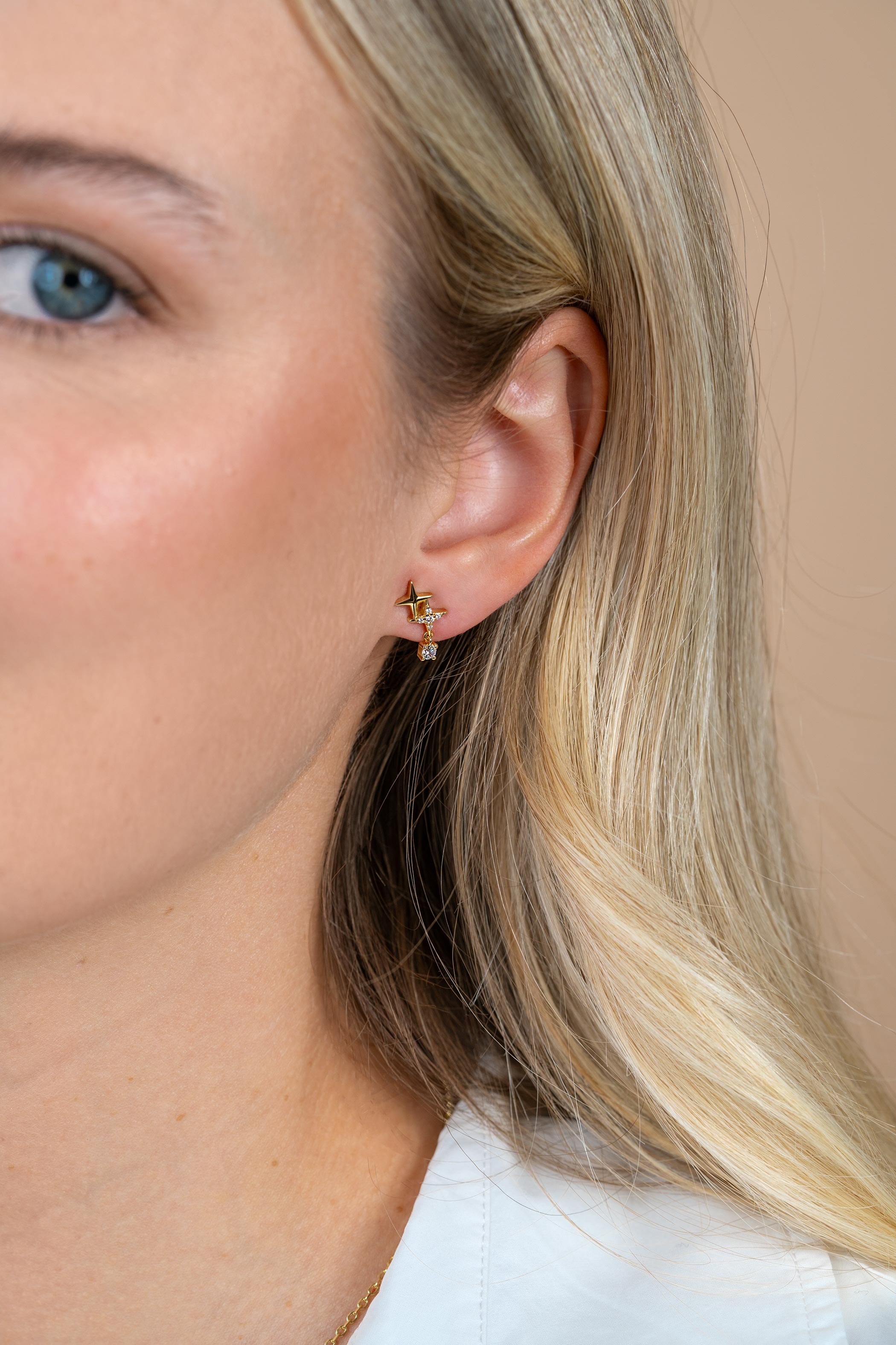 14,5mm ZINZI goldplated zilveren oorstekers 'sterrendans' met twee speelse sterren en bungelende witte zirkonia ZIO2837