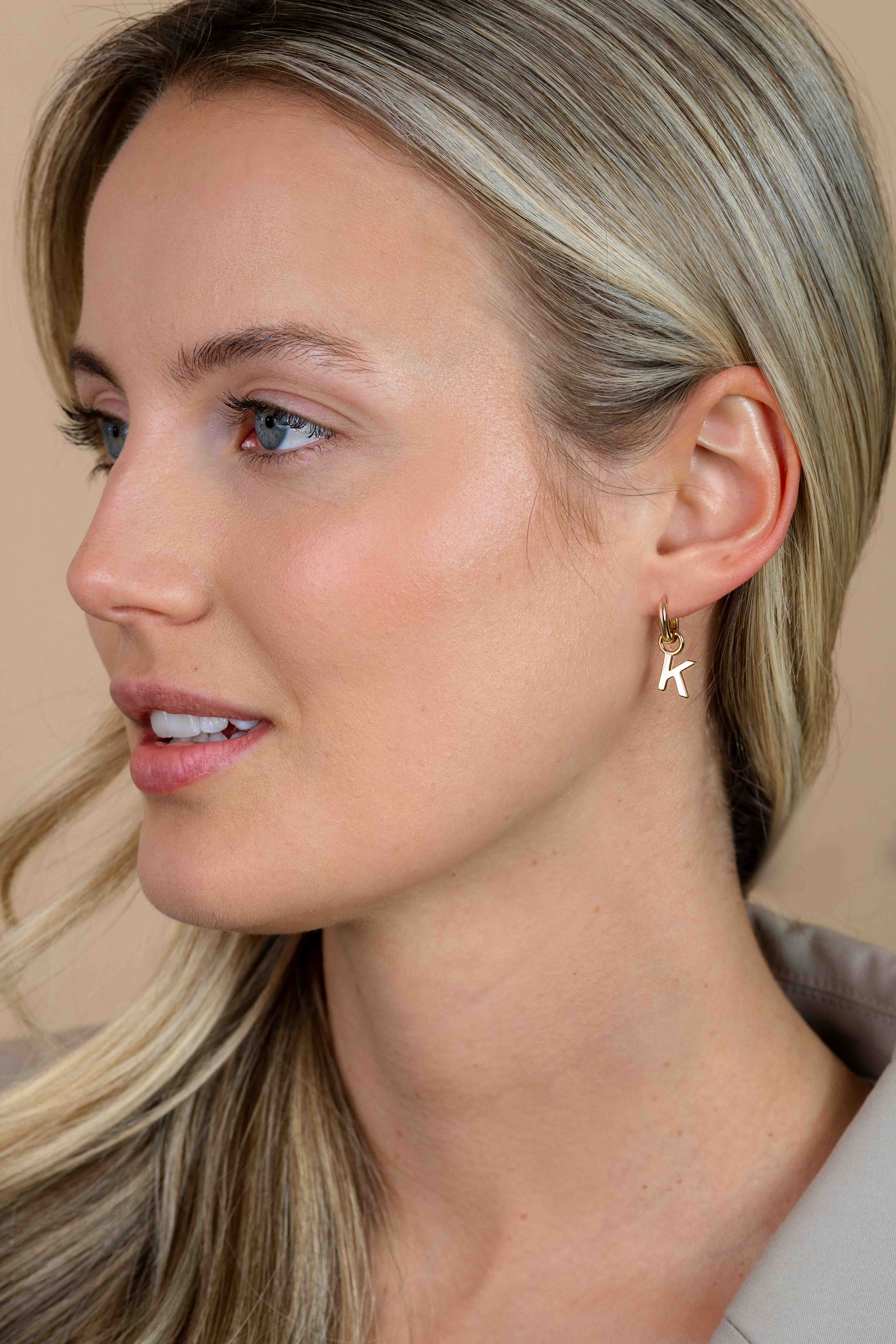 ZINZI zilveren geelvergulde letter oorbedel K per stuk geprijsd ZICH2145K. (zonder oorringen).