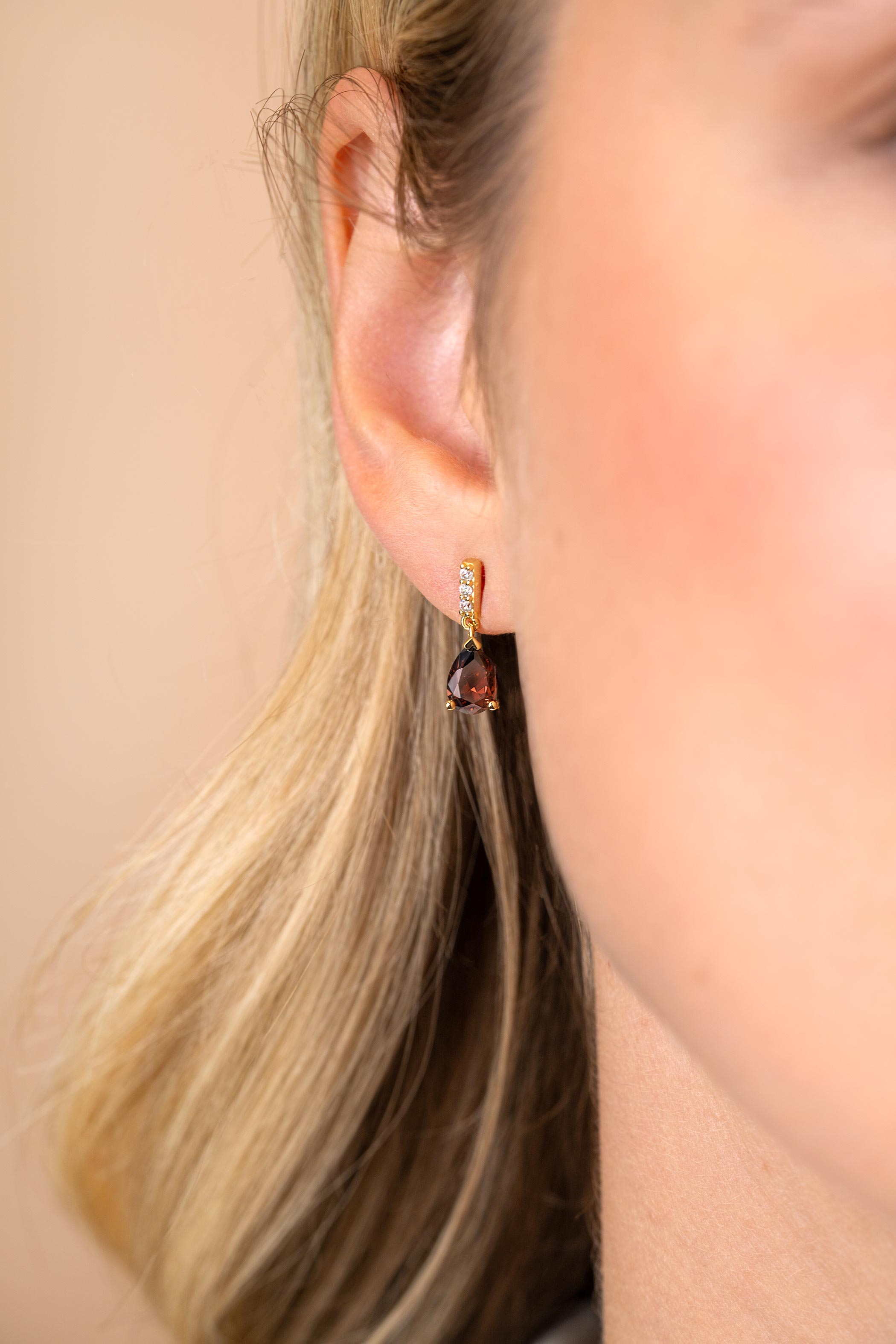 16mm ZINZI goldplated zilveren oorstekers met bruine druppelvormige kleursteen ZIO2804