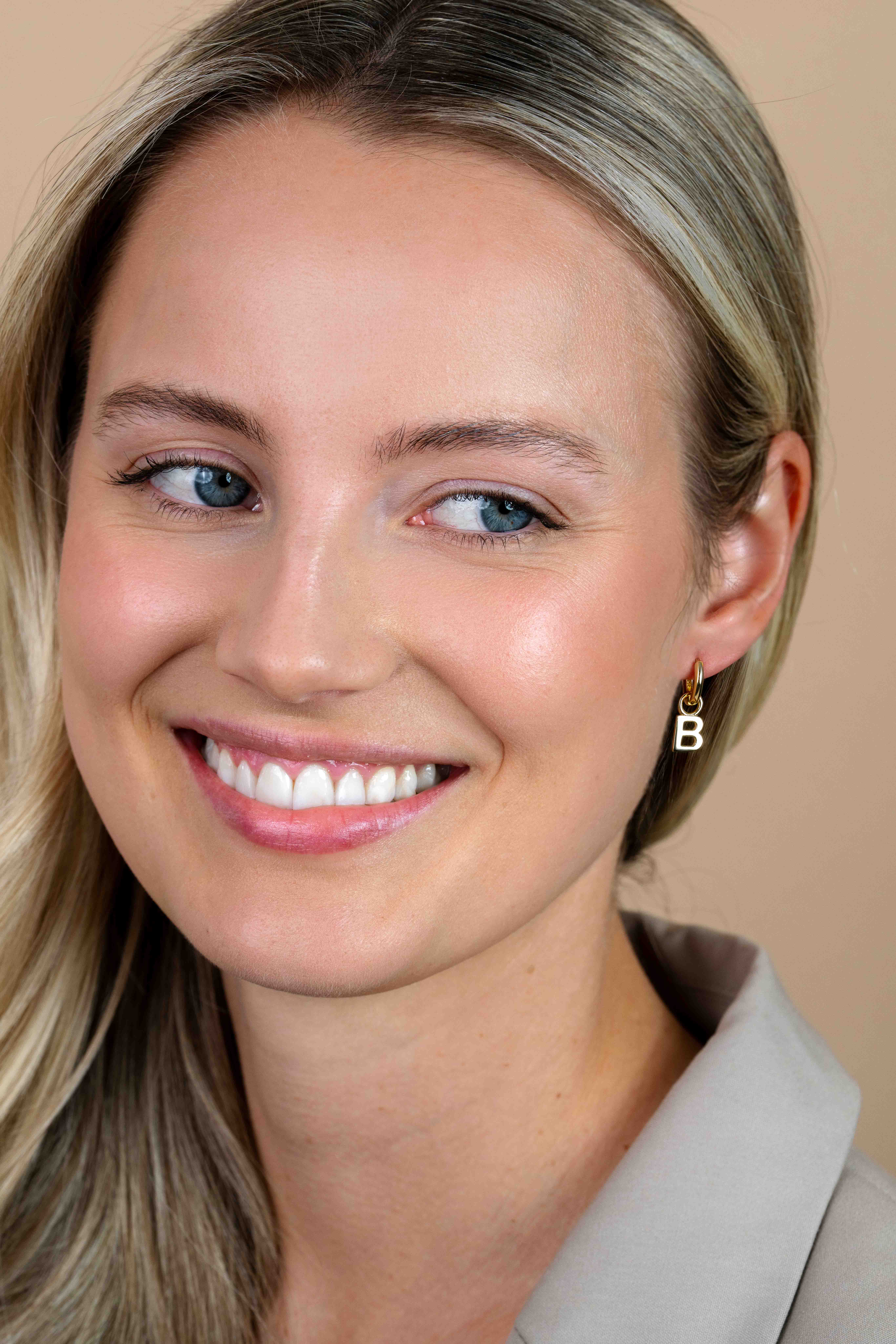 ZINZI zilveren geelvergulde letter oorbedel B per stuk geprijsd ZICH2145B. (zonder oorringen).