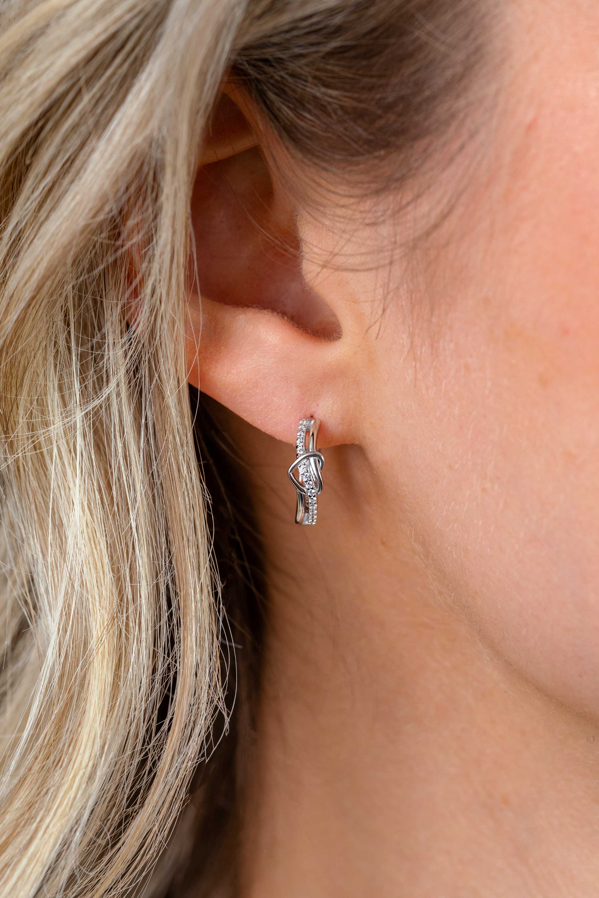 15mm ZINZI zilveren oorringen met een opengewerkt sierlijk hart waarbij een rij witte zirkonia’s vloeiend door het hart loopt, luxe klapsluiting ZIO2874