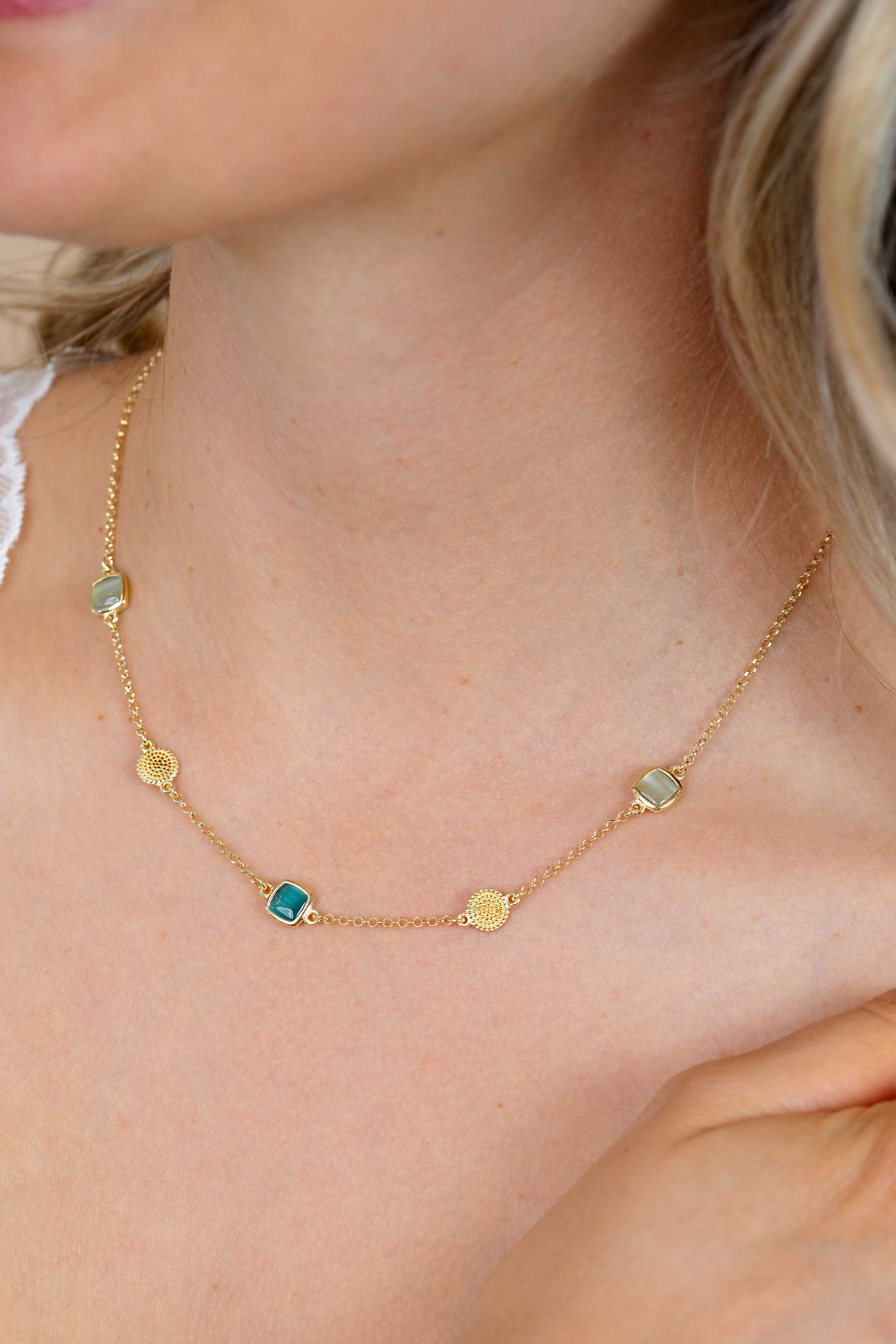 ZINZI gold plated zilveren ketting 45cm met drie vierkante kleurstenen in zachte groentinten, afgewisseld met ronde structuurelementen ZIC2904