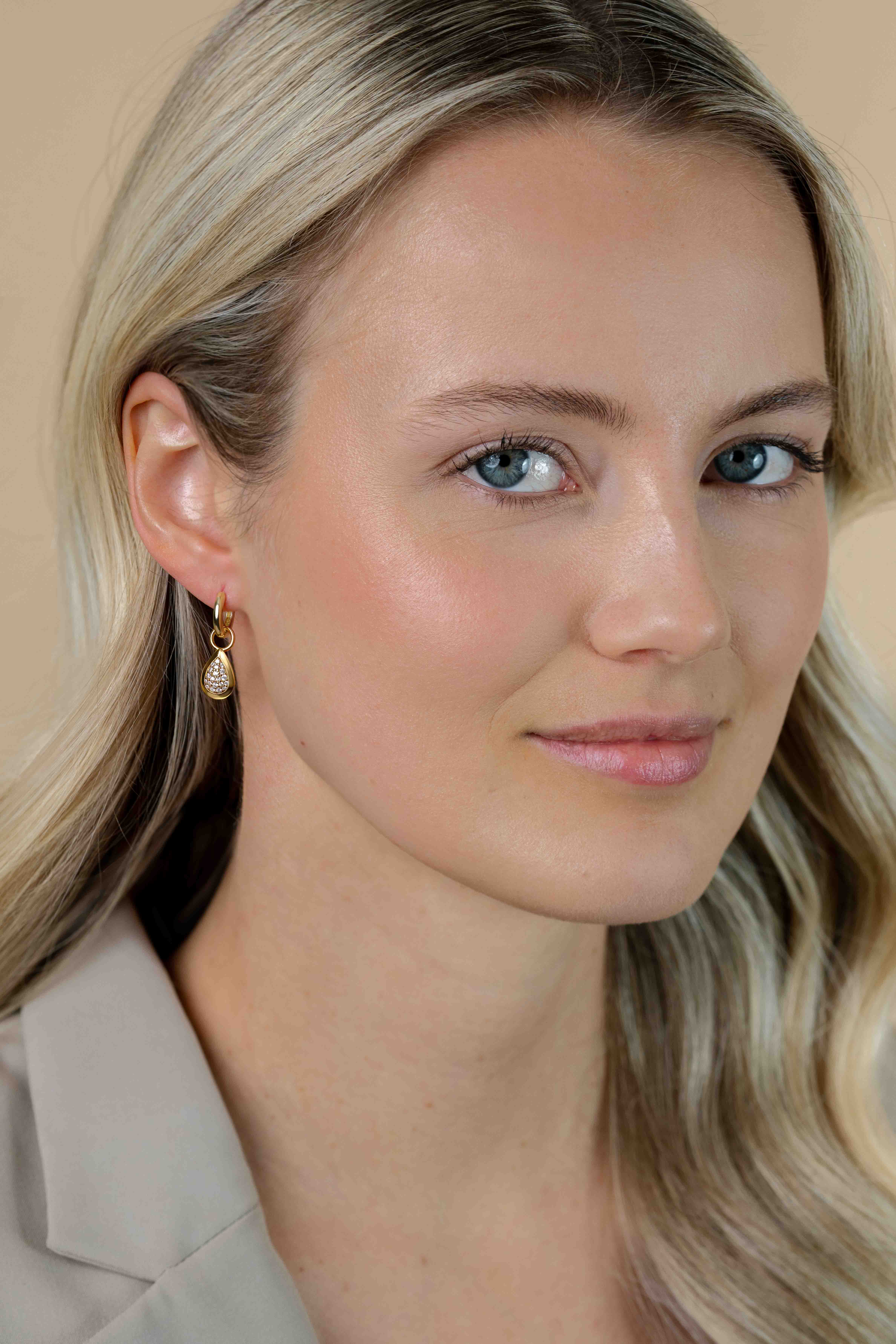 ZINZI gold plated zilveren oorbedels druppel wit ZICH1768G (zonder oorringen)