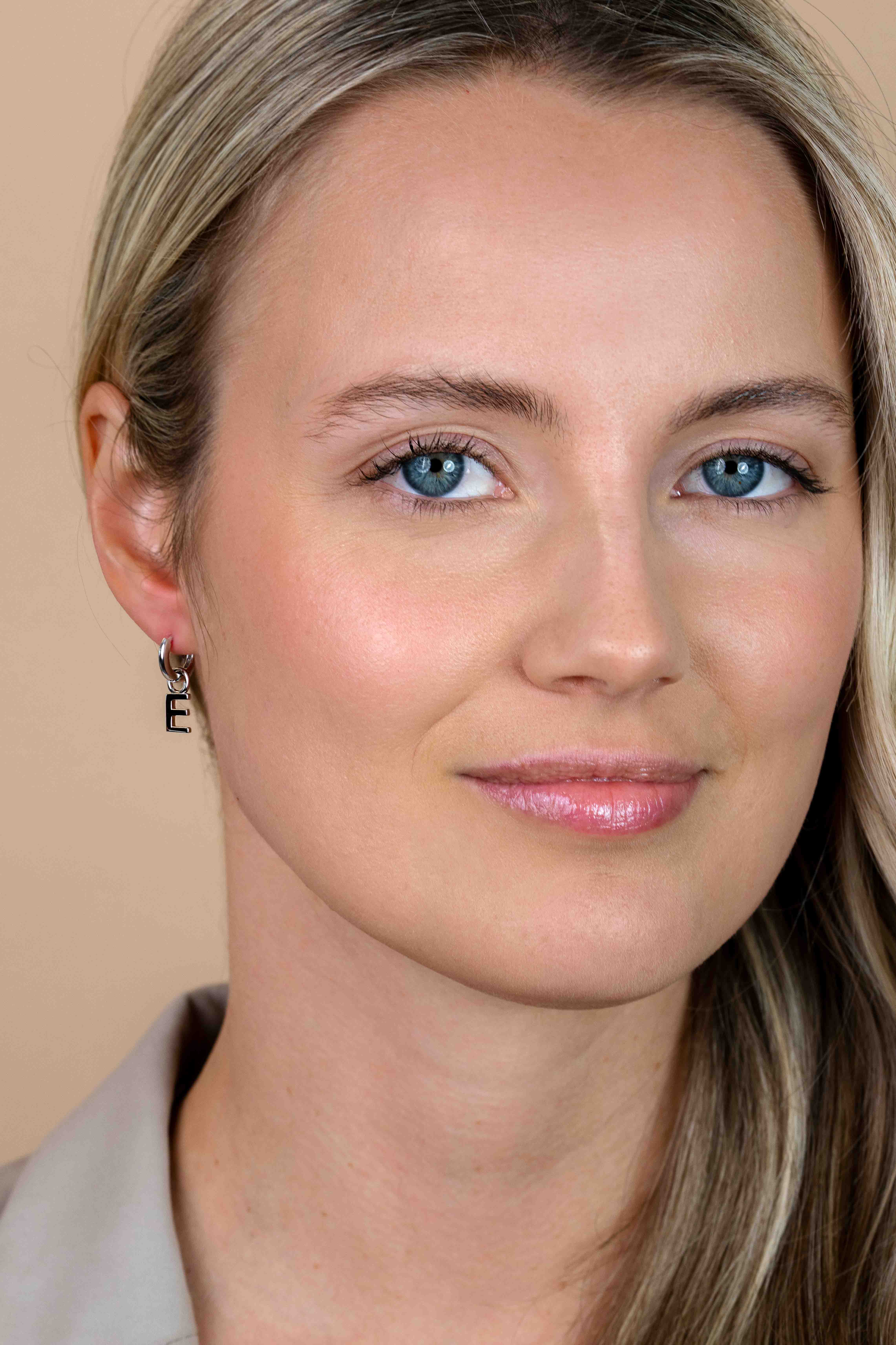 ZINZI zilveren letter oorbedel E per stuk geprijsd ZICH2144E. (zonder oorringen).