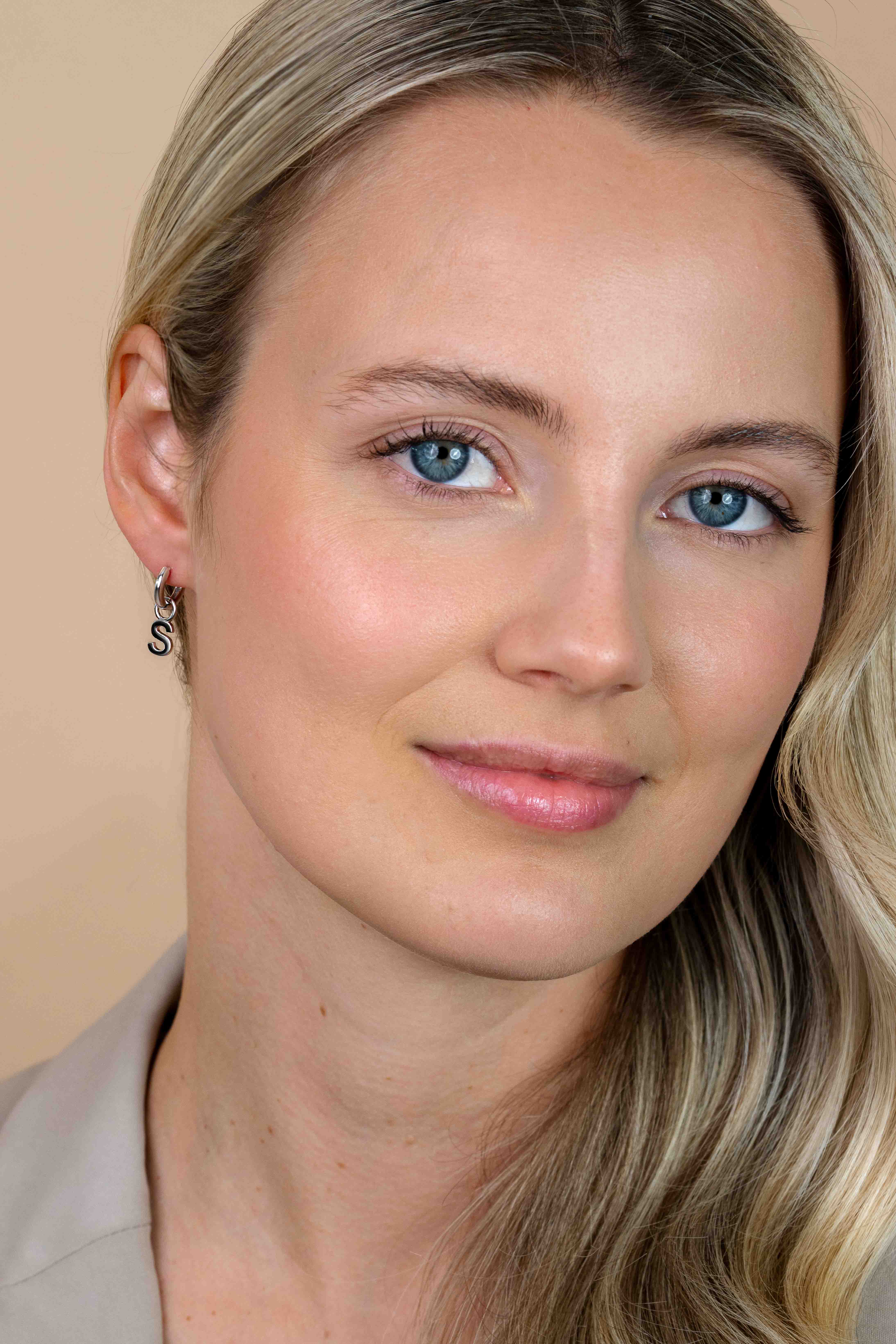 ZINZI zilveren letter oorbedel S per stuk geprijsd ZICH2144S. (zonder oorringen).