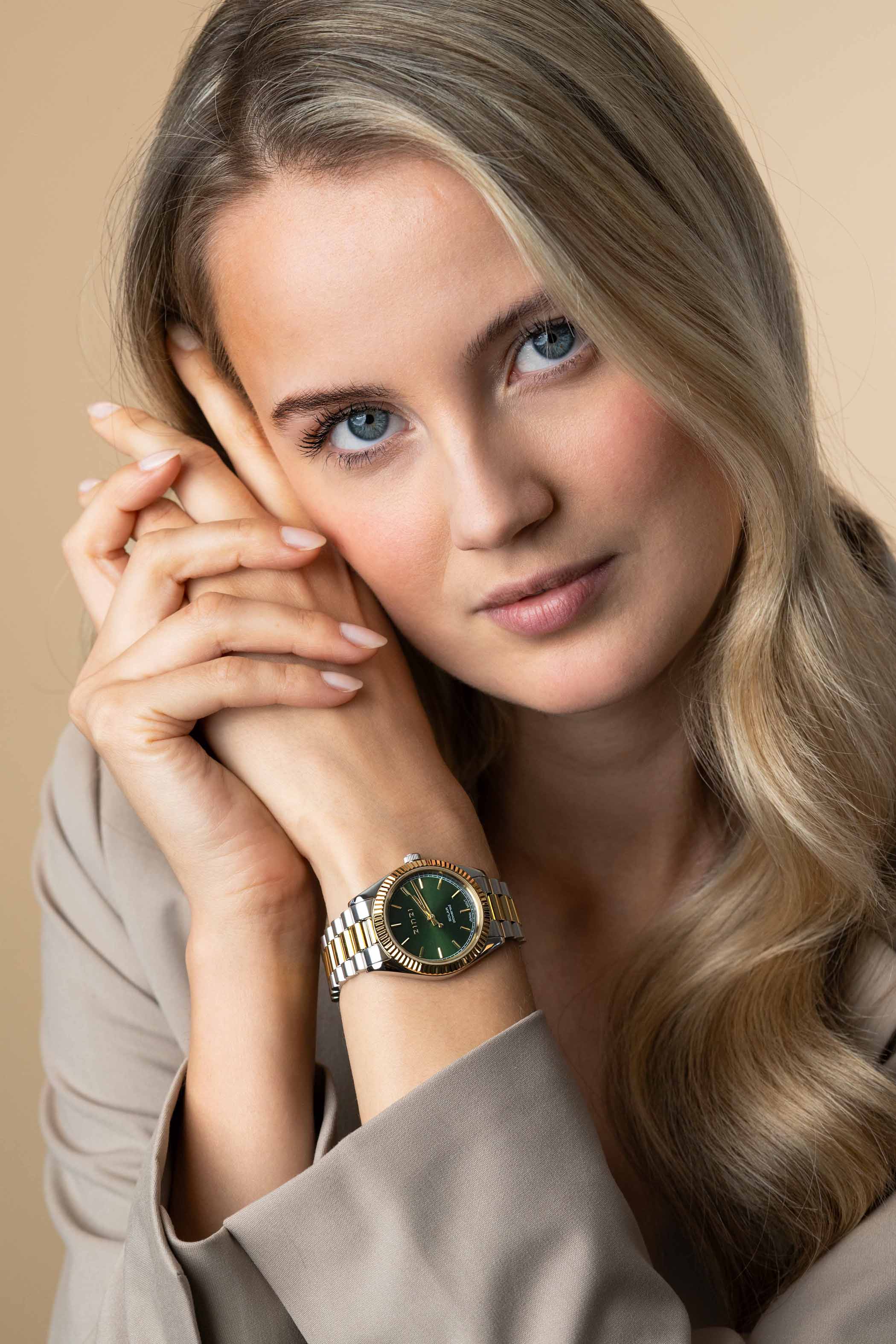 ZINZI Solaris horloge met groene wijzerplaat, stalen bicolor kast 35mm en stalen bicolor band met clip-sluiting. Het Japanse uurwerk loopt op zon- en kunstlicht ZIW2135
