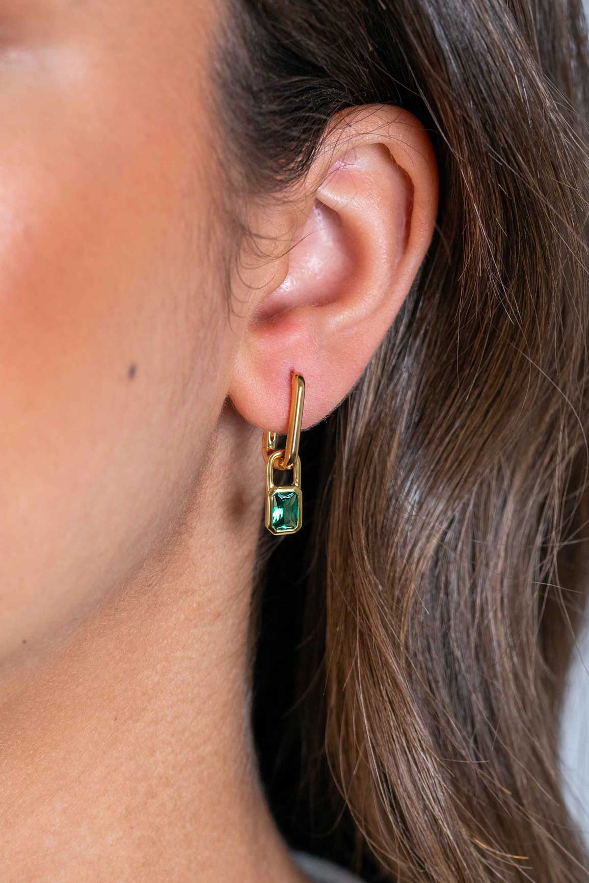 ZINZI gold plated zilveren oorbedels rechthoek met groene kleurstenen 13mm ZICH2307 (zonder oorringen)