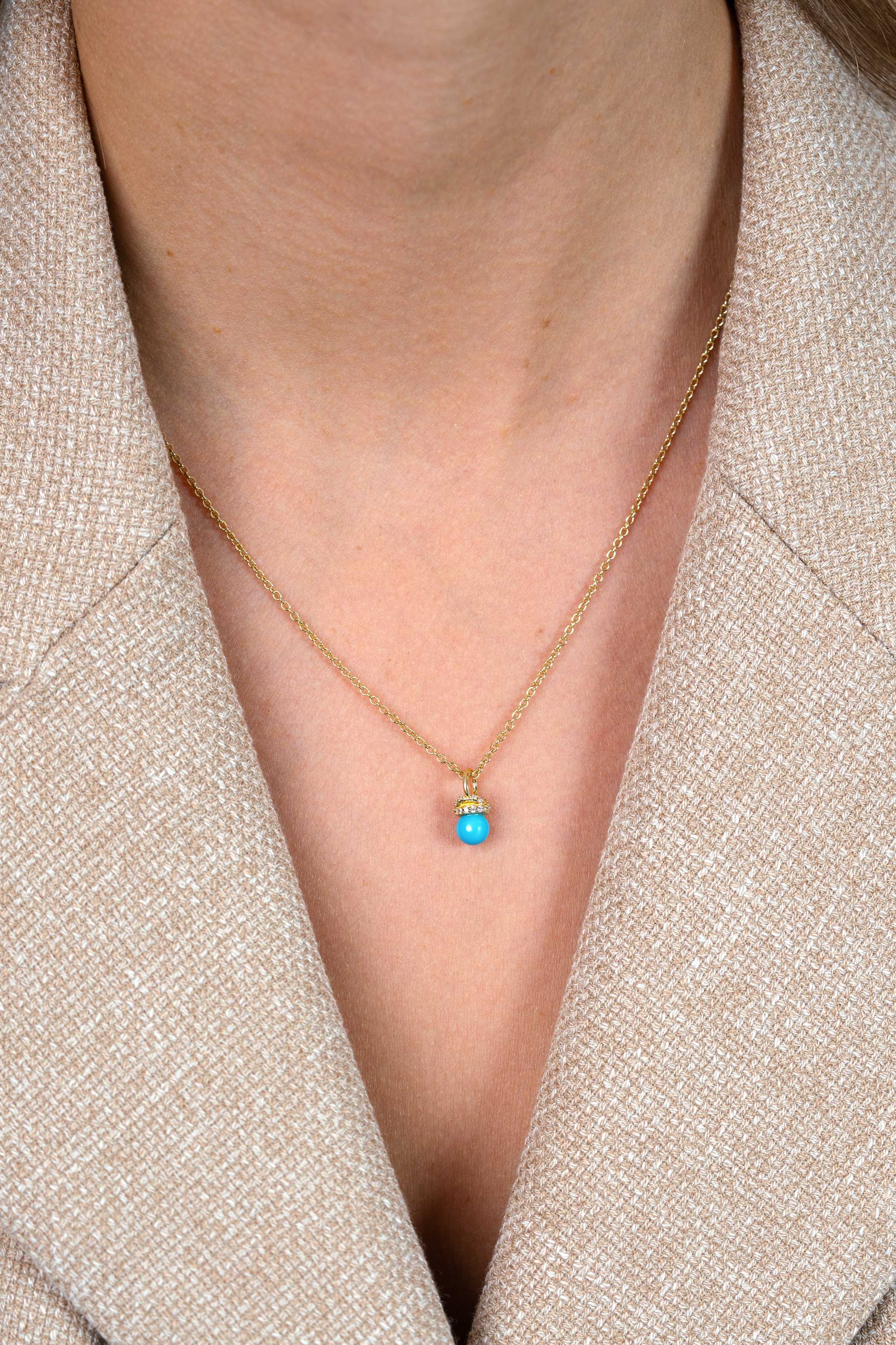 8mm ZINZI gold plated zilveren oorbedels met een turquoise parel en een strikvormige zetting bezet met witte zirkonia’s ZICH2863T (zonder oorringen)