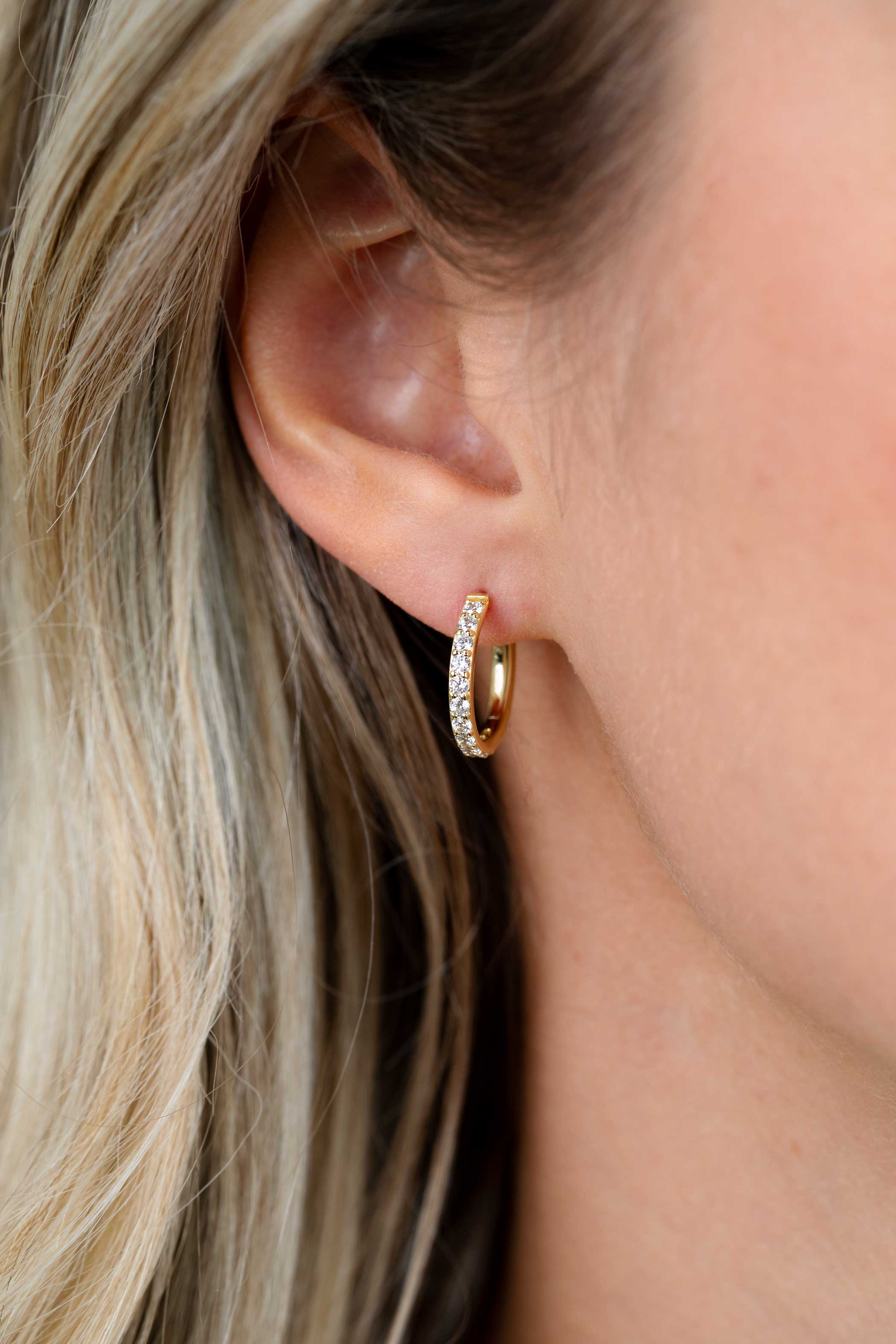 15mm ZINZI gold plated zilveren tennis oorringen bezet met een rij schitterende zirkonia’s, luxe klapsluiting ZIO2881Y