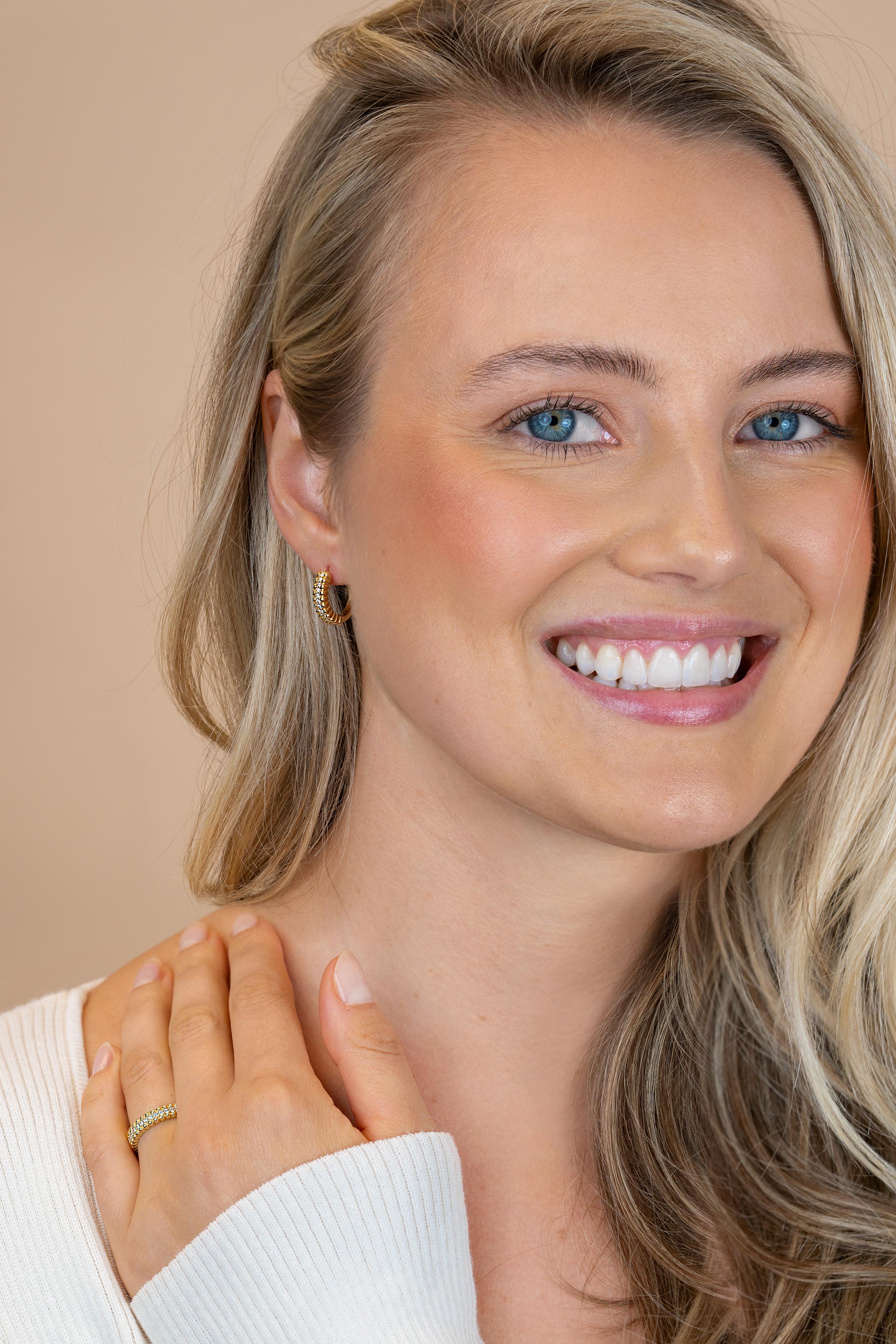 ZINZI goldplated zilveren multi-look ring met speelse structuur en een rij witte zirkonia's als middenbaan ZIR2834Y