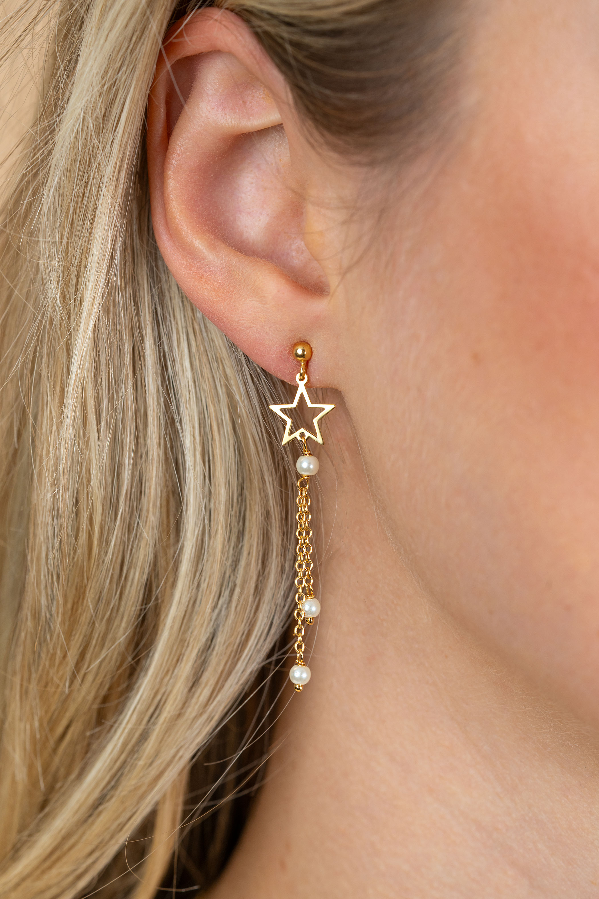 53mm ZINZI goldplated zilveren oorstekers met opengewerkte ster, hangende kettinkjes en witte parels ZIO2780