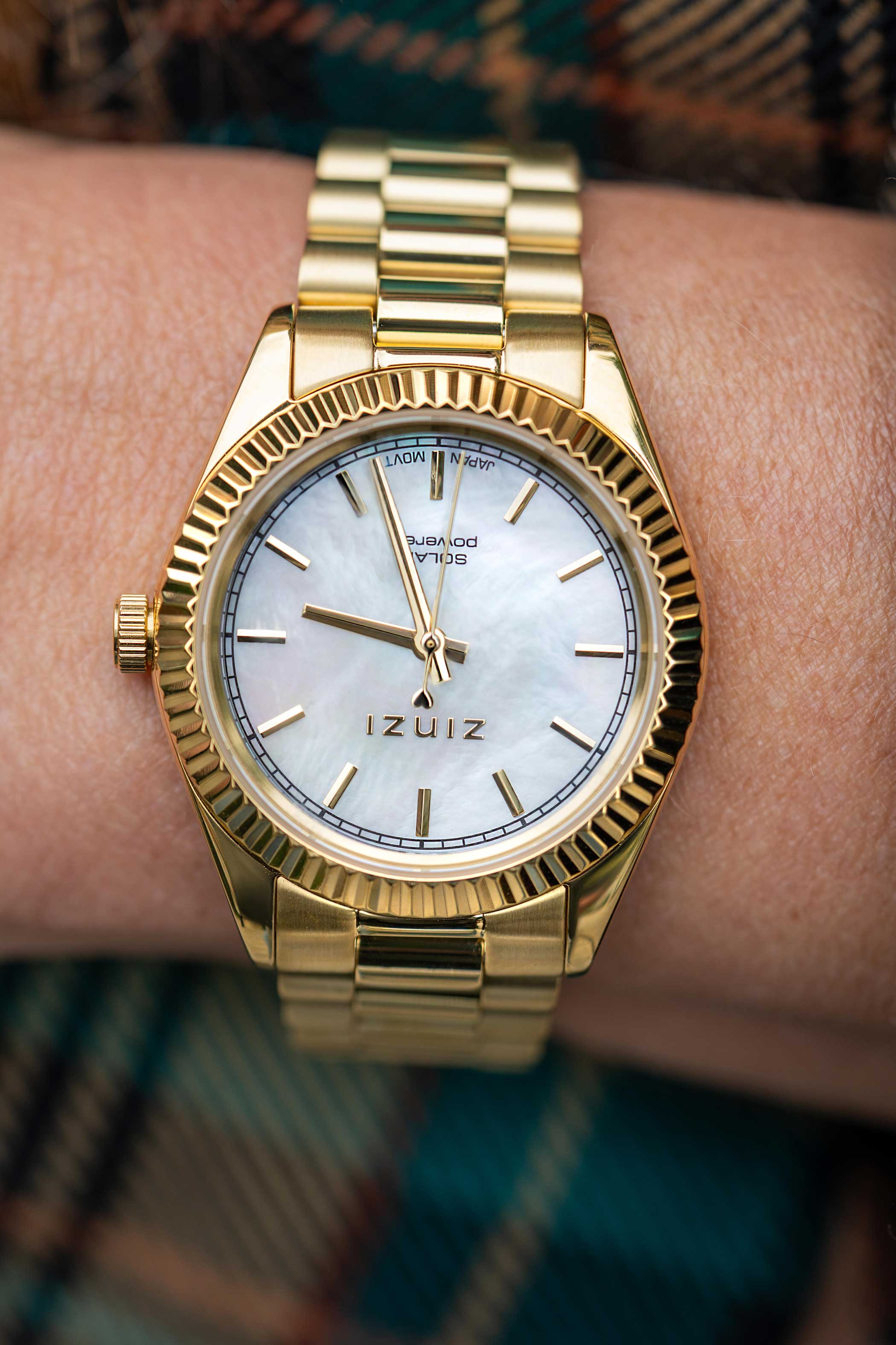 ZINZI Solaris horloge met witte parelmoer wijzerplaat, stalen geelgoudkleurige kast 35mm en stalen band met clip-sluiting. Het Japanse uurwerk loopt op zon- en kunstlicht ZIW2134
